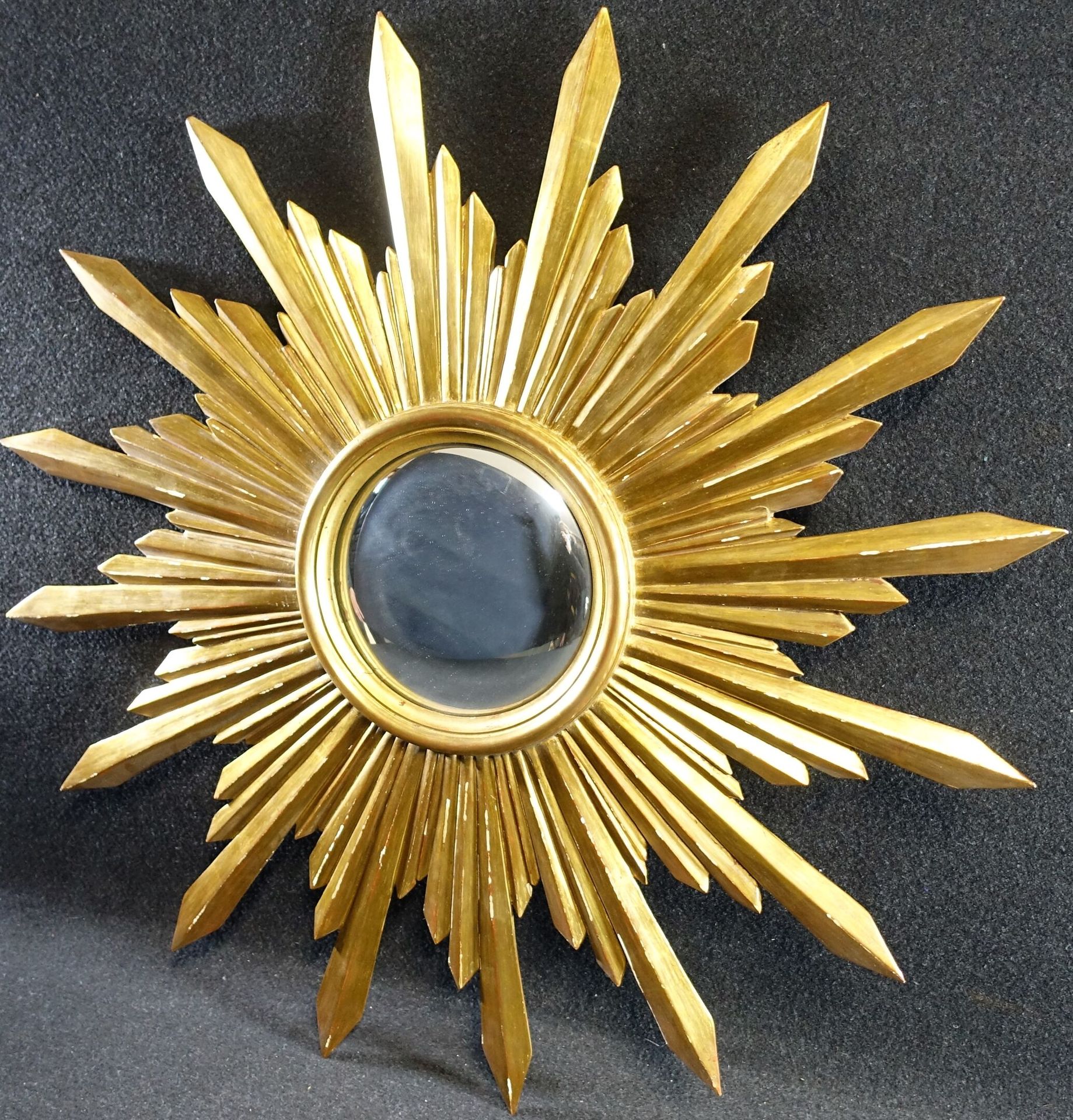 Null Miroir soleil en bois sculpté avec glace sorcière. Diam. : 78 cm (quelques &hellip;