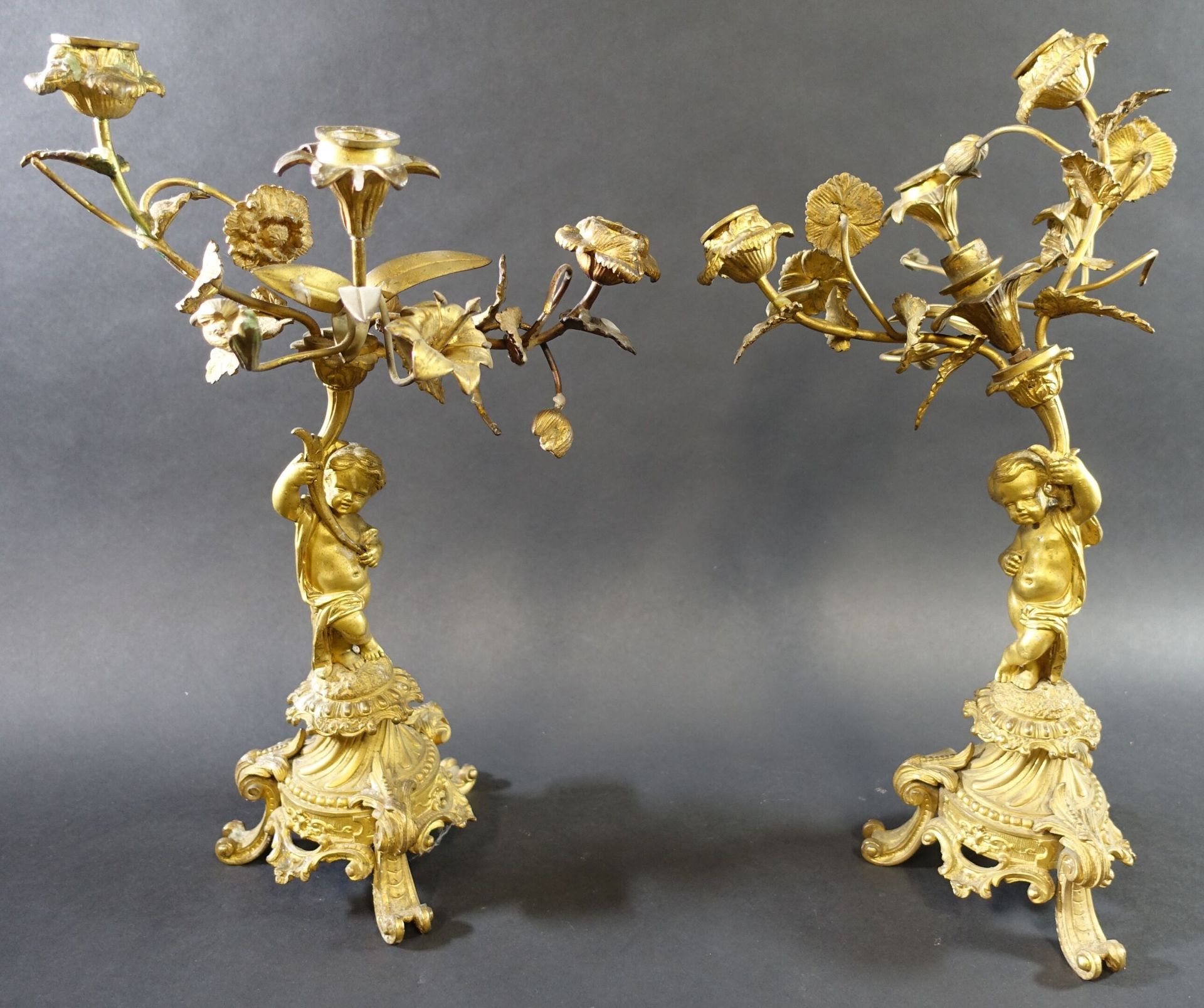 Null Paire de petits candélabres d'époque Napoléon III en bronze doré à décor de&hellip;