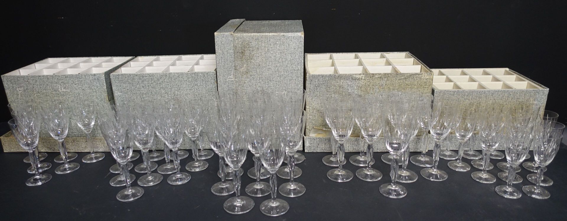 Null DAUM, modèle Suroy : service de verres en cristal comprenant 51 pièces, soi&hellip;