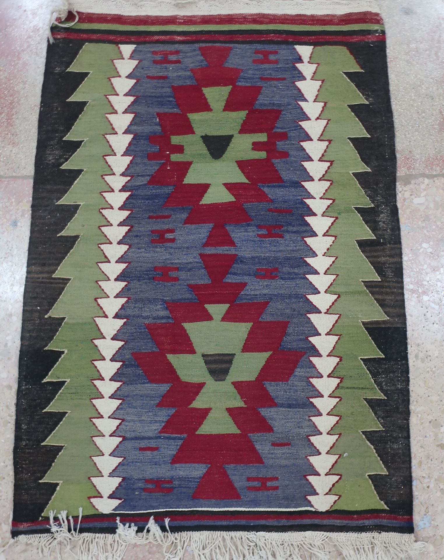 Null Tapis Kilim en laine nouée à décor de motifs géométriques polychromes sur f&hellip;
