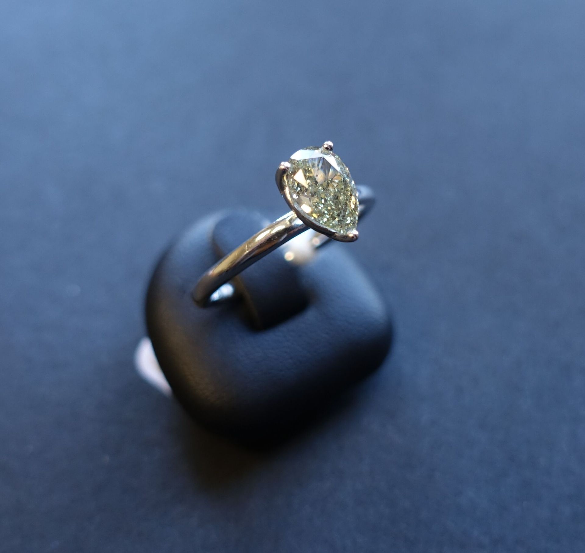 Null Bague en or gris 585 millièmes ornée au centre d'un diamant de forme poire &hellip;