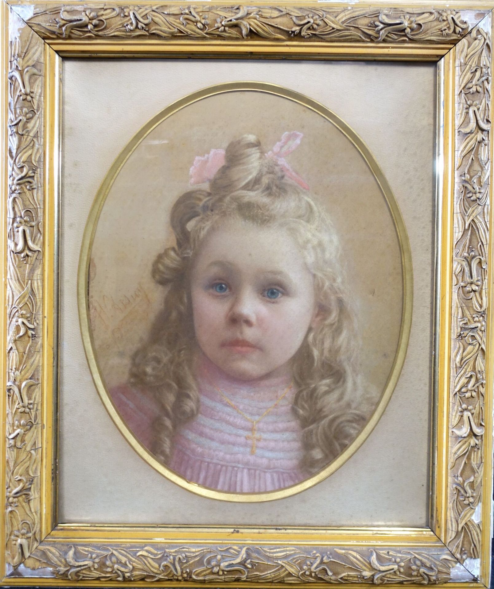 Null Ecole française début XX's : Portrait de fillette. Pastel ovale signé, 44 x&hellip;