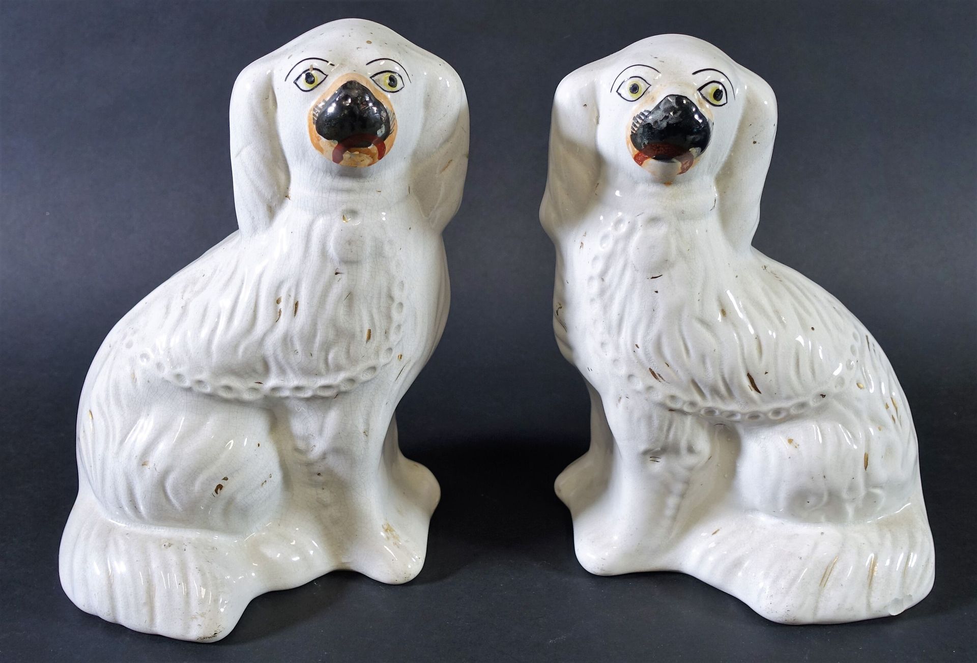 Null STAFFORDSHIRE : Paire de chiens assis en faience fine, travail anglais. Lon&hellip;