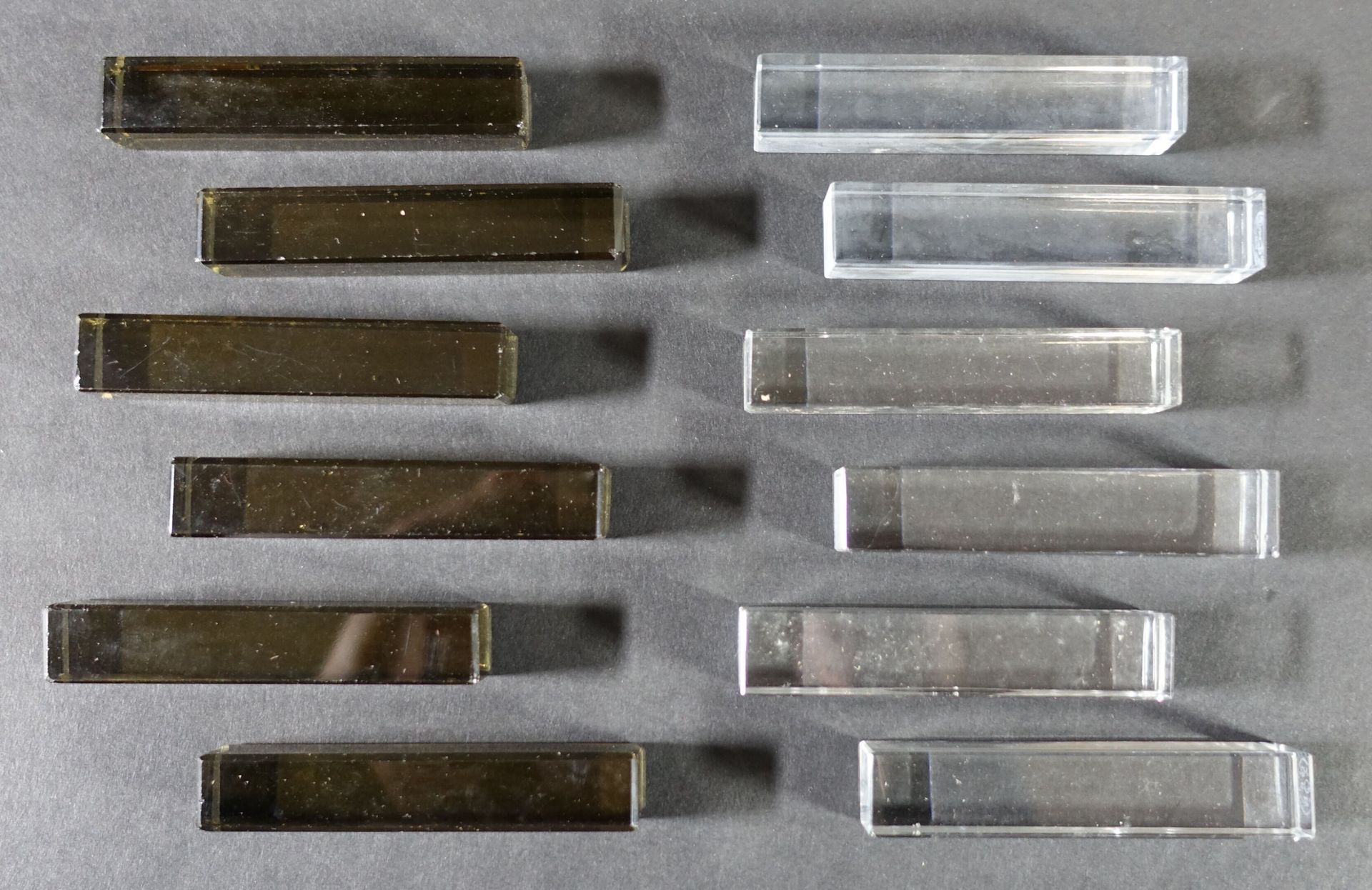 Null BACCARAT : Six portes-couteaux en cristal transparent, marqués. Joint, au m&hellip;