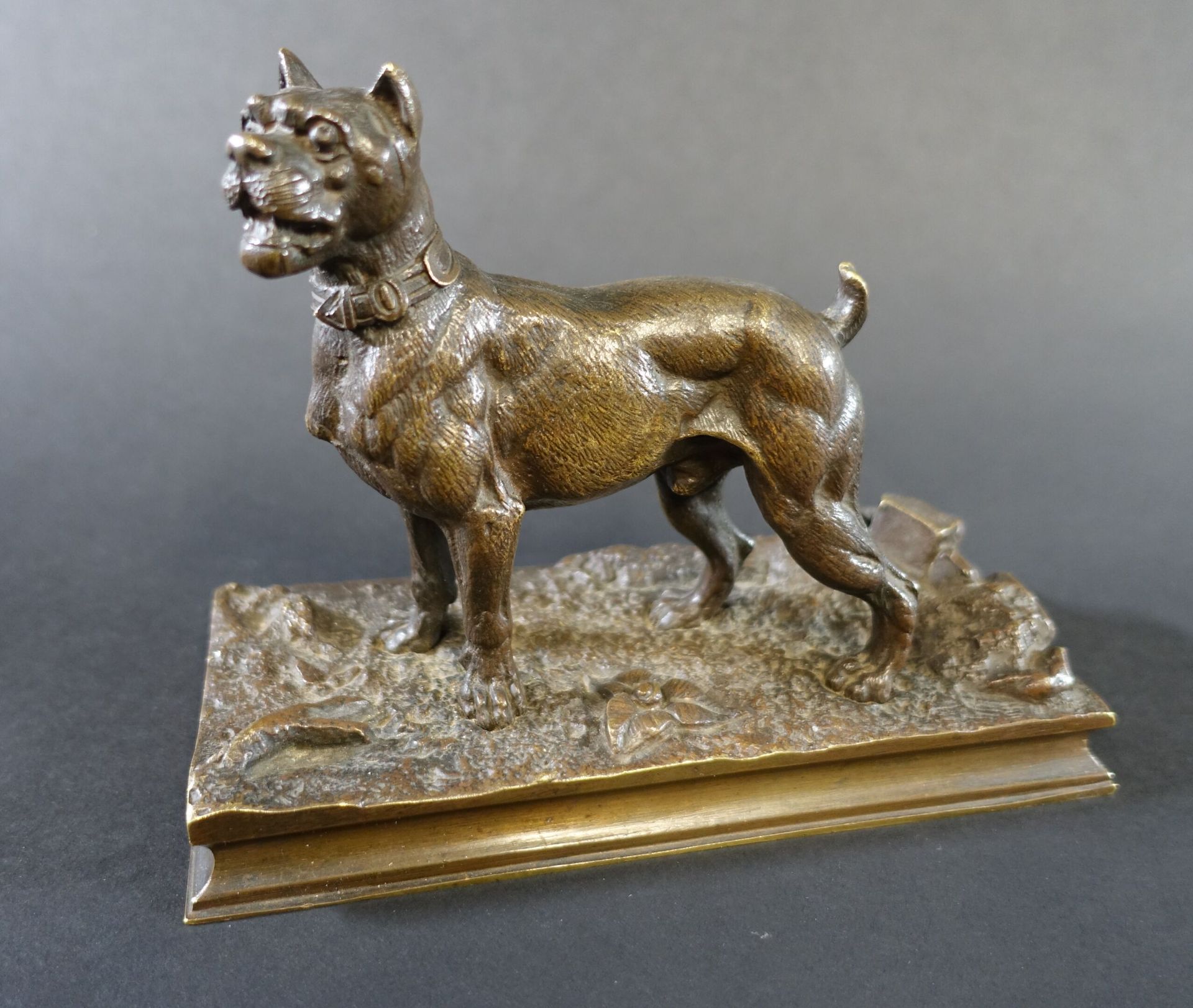 Null GRANDJEAN (XIX's) : Chien de garde. Bronze patiné signé et daté 1881. Haut.&hellip;