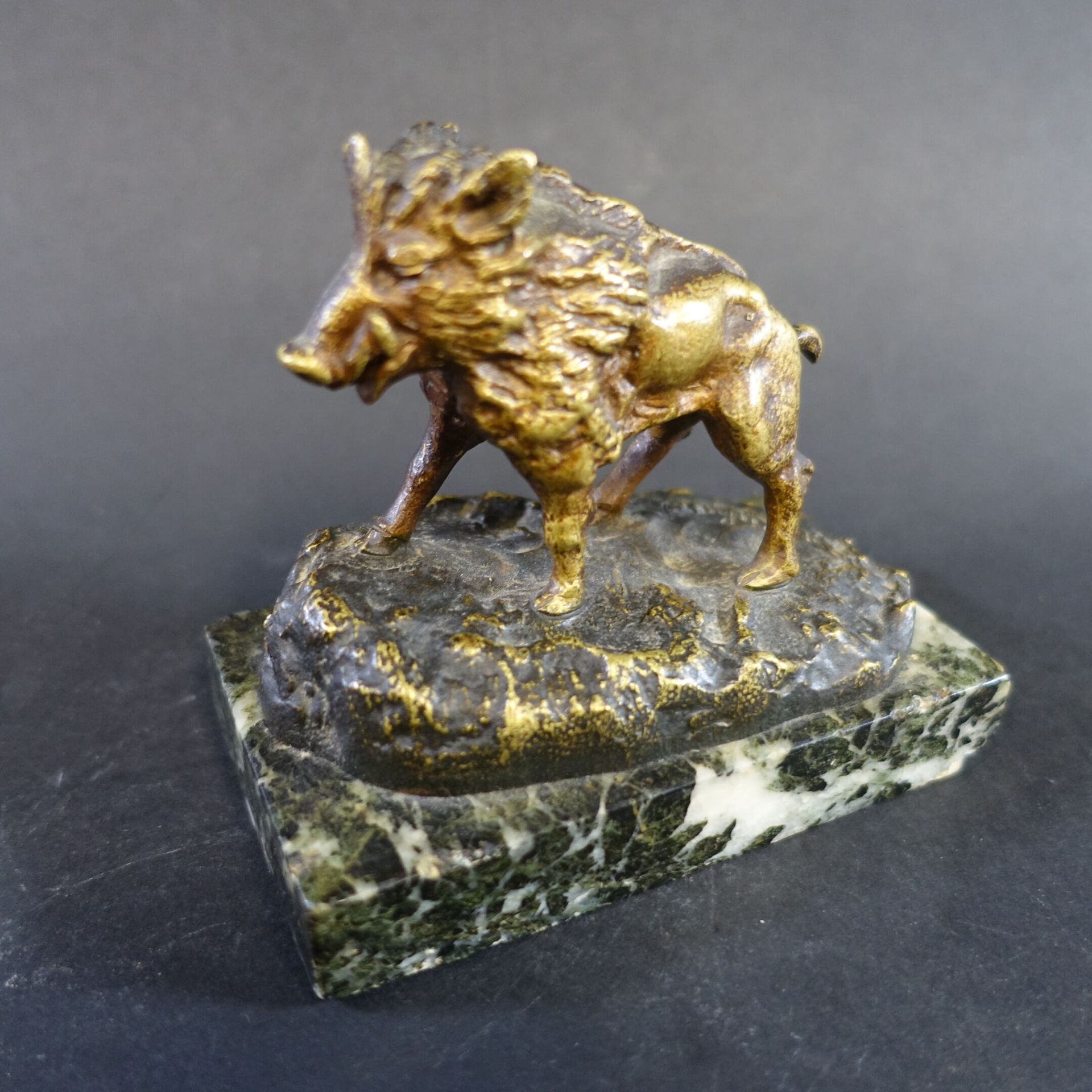 Null RICHARD R. : Sanglier. Bronze patiné sur socle marbre. Haut. Totale : 10 cm&hellip;