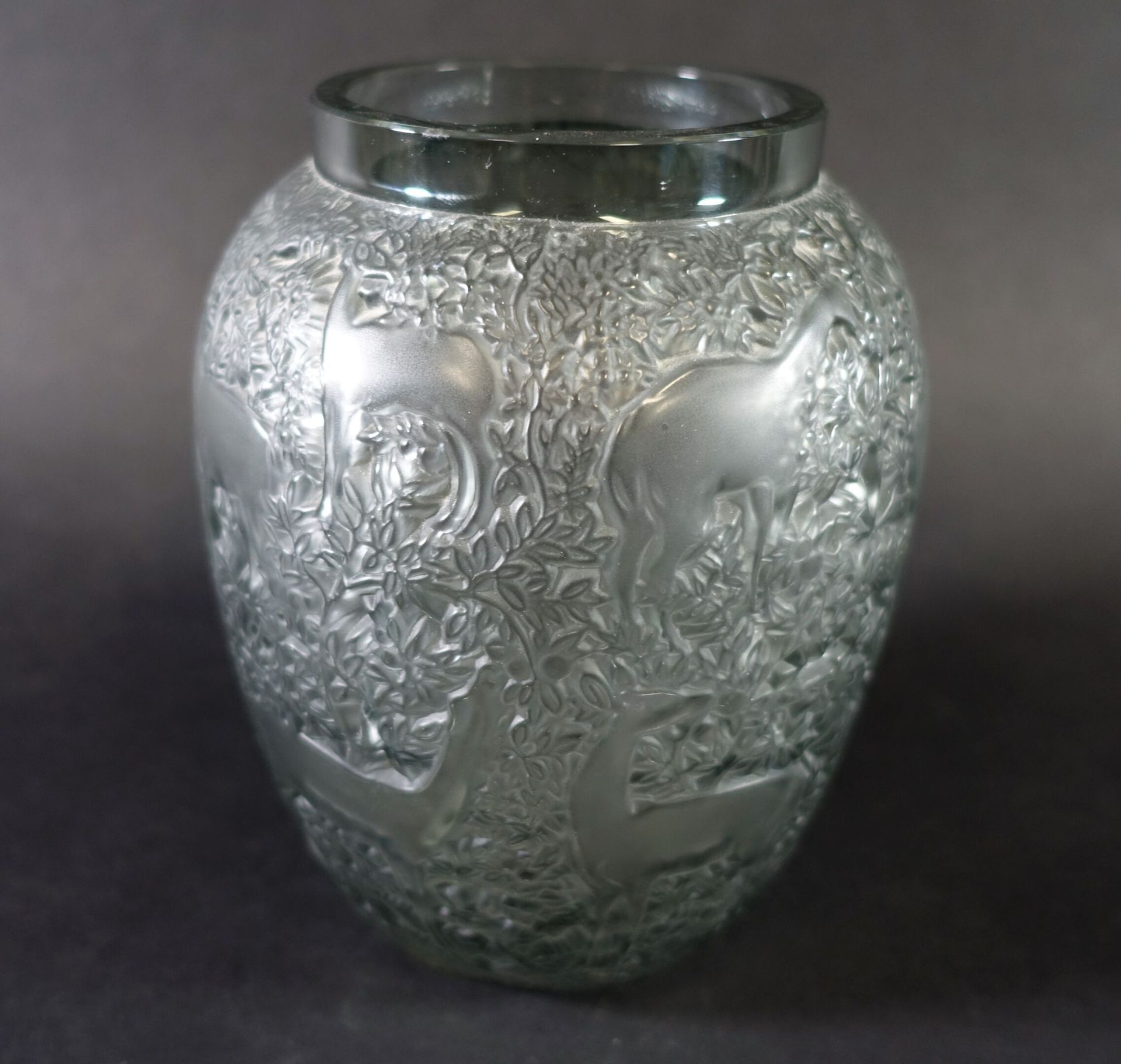 Null Maison LALIQUE : Vase "Biches" en verre soufflé moulé teinté gris, signé La&hellip;