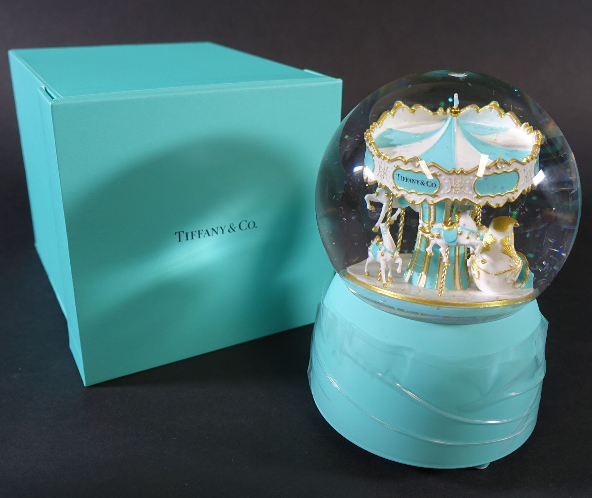 Null TIFFANY & CO. Boule à neige musicale à remontoir, à décor d'un carroussel d&hellip;