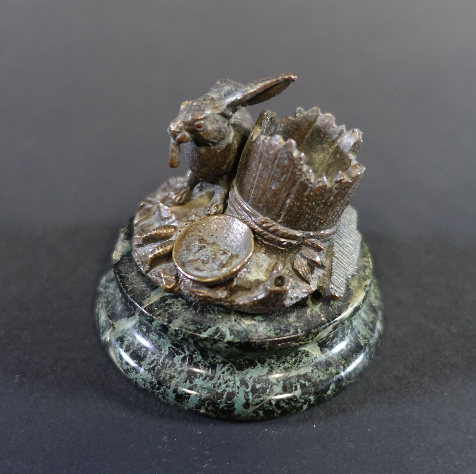 Null Porte-allumettes faisant pyrogène en bronze patiné représentant un lapin ma&hellip;