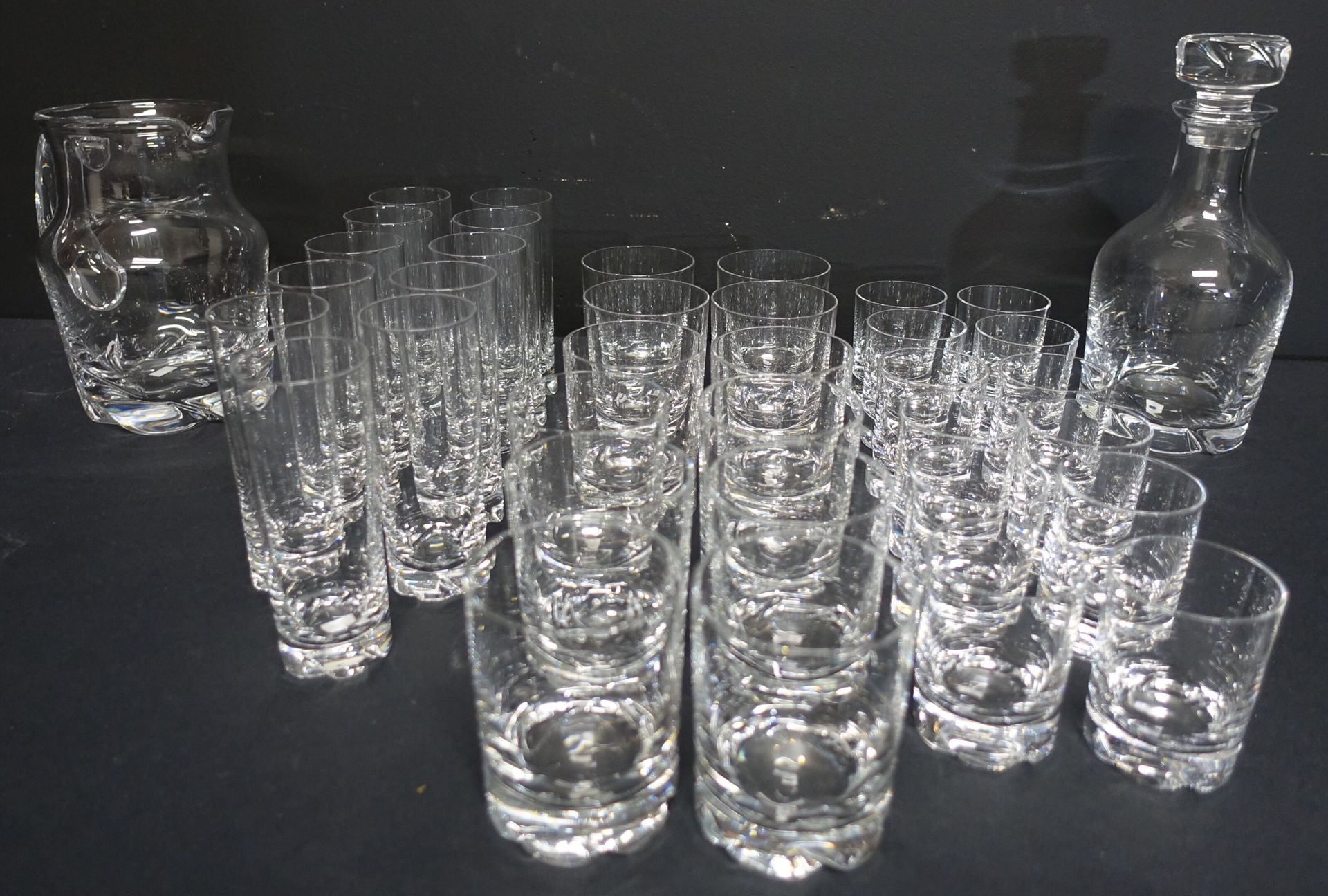 Null DAUM France, modèle Blanzey : service de verres droits en cristal, signés, &hellip;
