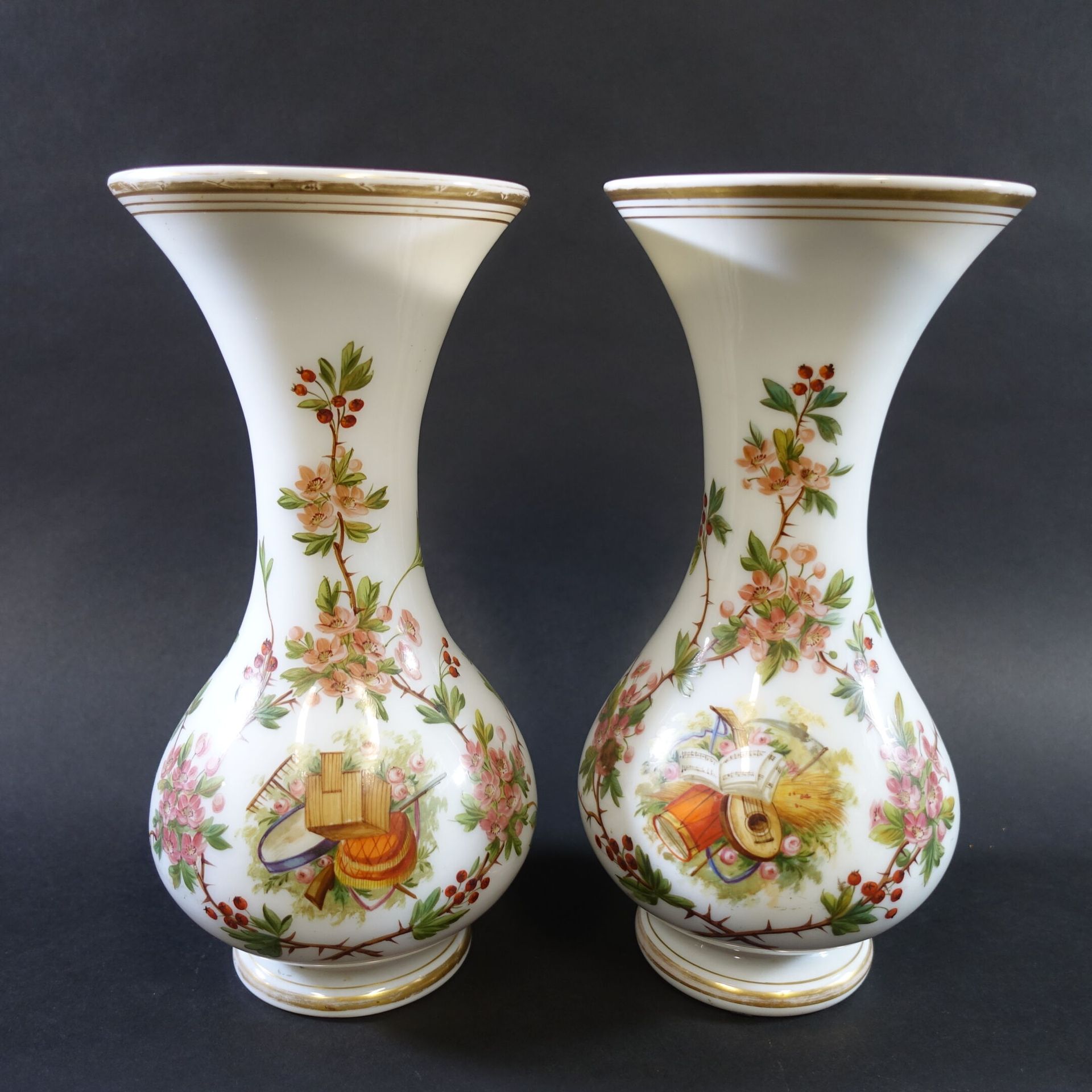 Null Paire de vases de forme balustre à col évasé en opaline blanche et décor po&hellip;
