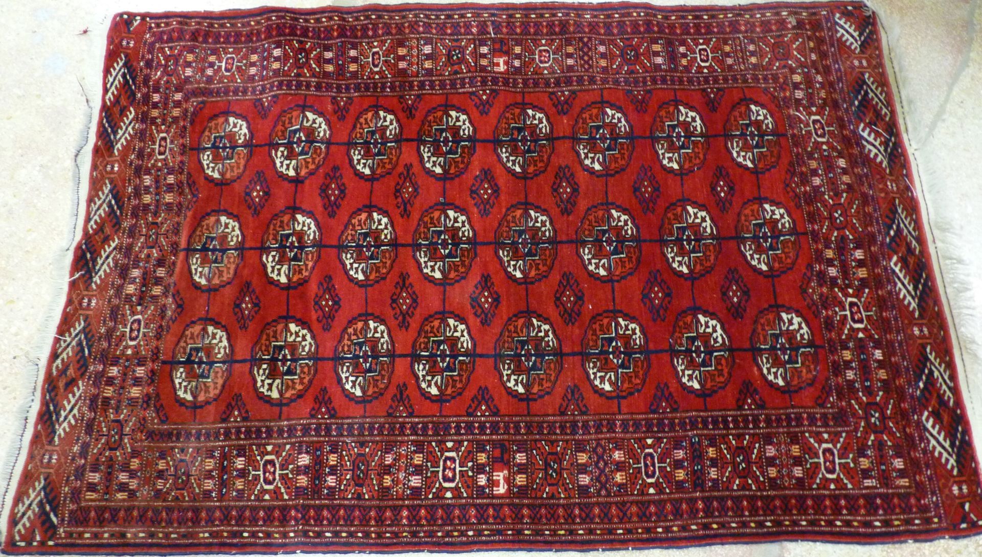 Null Tapis d'Orient en laine nouée à décor de güls et motifs géométriques sur fo&hellip;