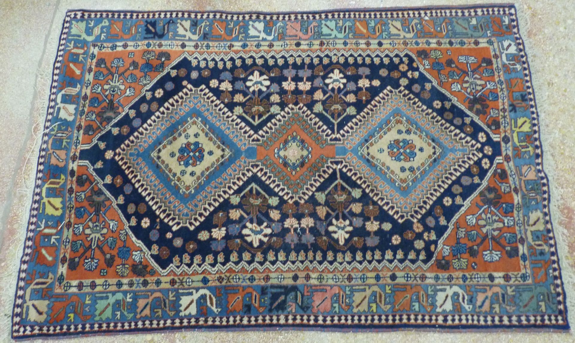 Null Tapis d'Orient en laine nouée à décor de motifs géométriques et frise de vo&hellip;