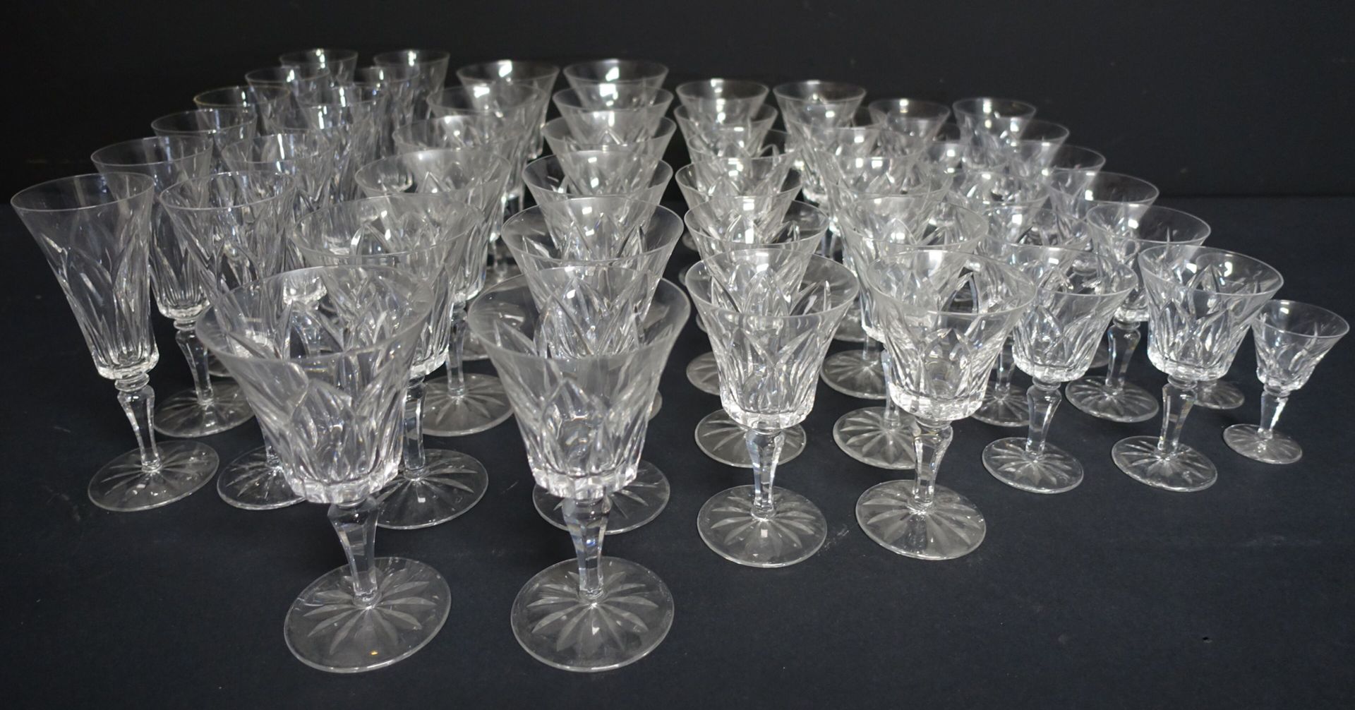 Null SAINT-LOUIS : Service de verres en cristal comprenant 12 flutes à champagne&hellip;