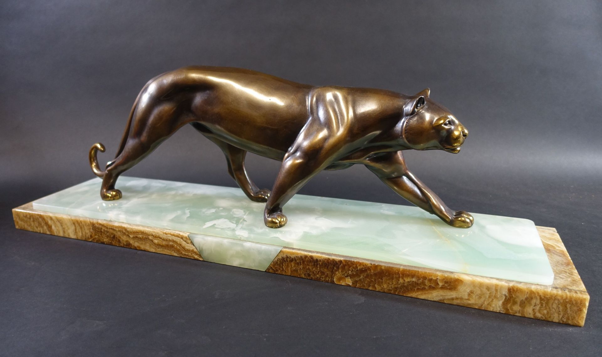 Null Panthère marchant. Bronze patiné sur socle en marbre et onyx, vers 1930. Ha&hellip;