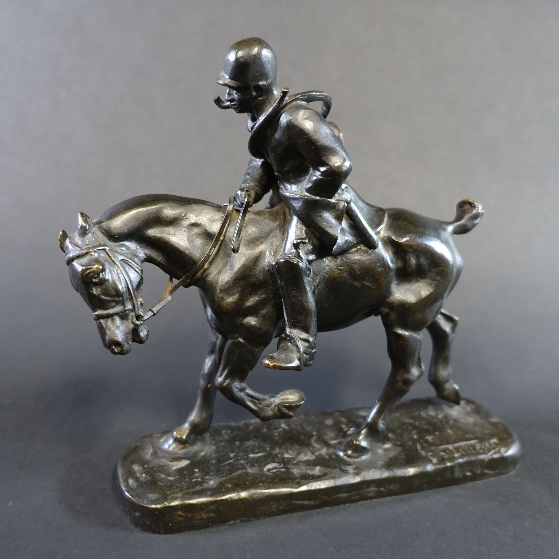 Null D'après Gaston d'ILLIERS (1876-1932) : Piqueux à cheval. Bronze patiné sign&hellip;