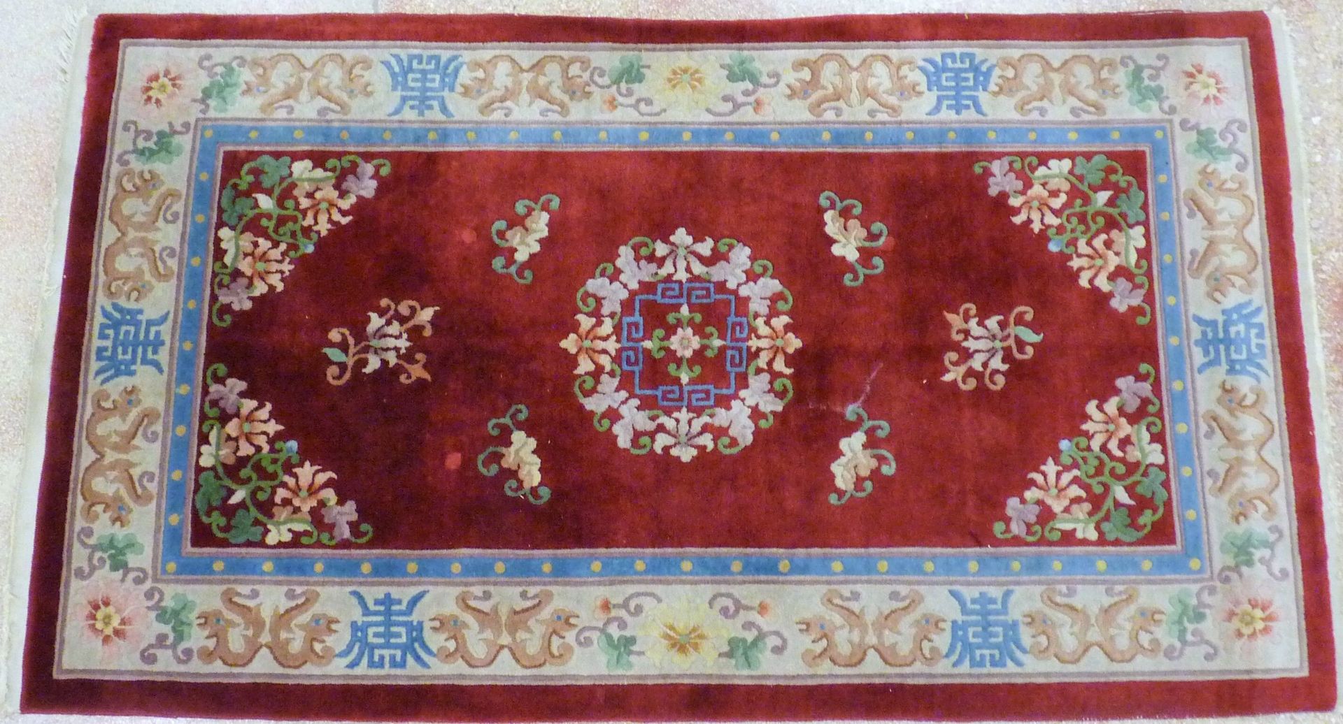 Null Grand tapis chinois en laine nouée à décor floral et géométrique sur fond r&hellip;