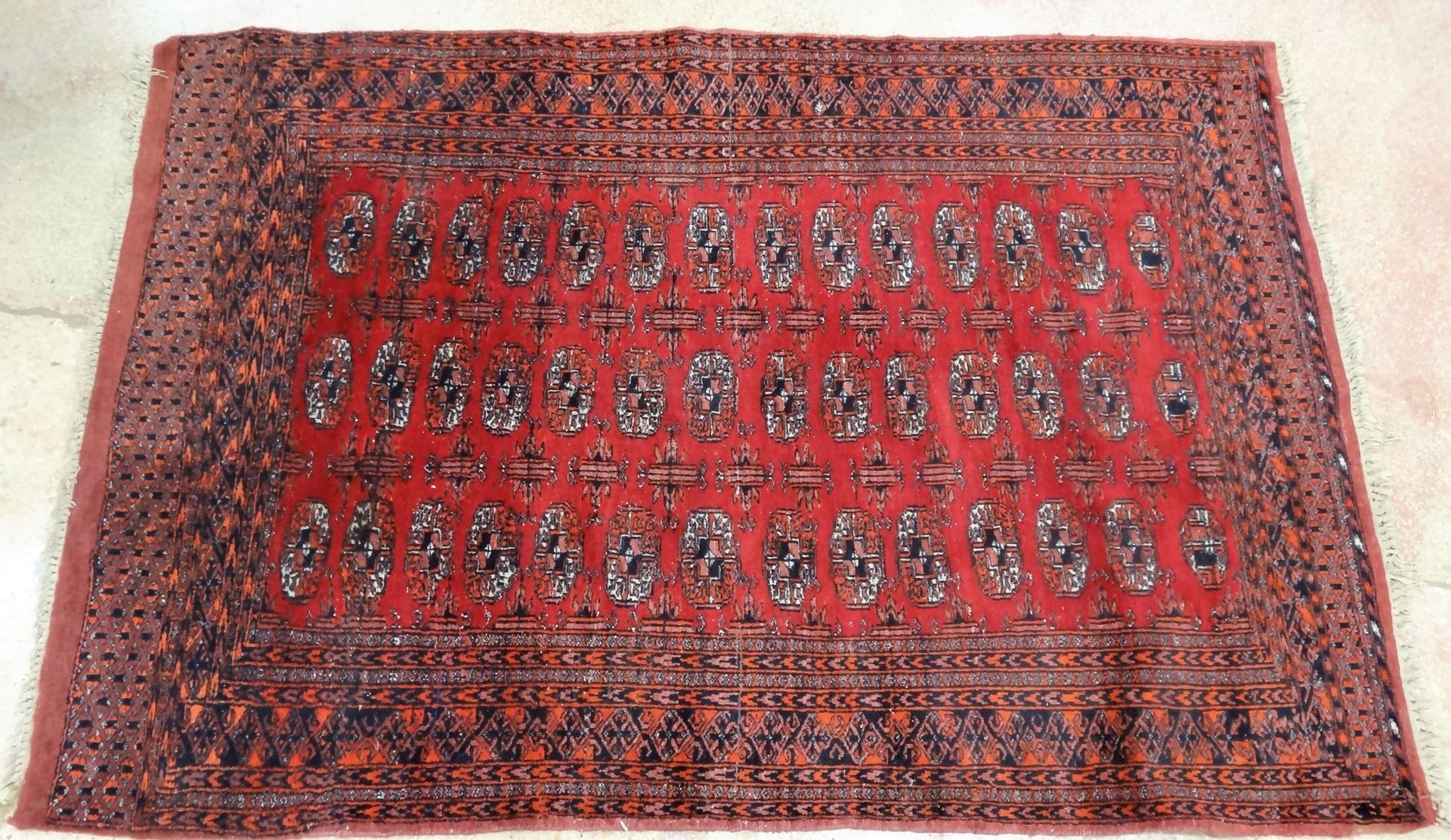 Null Tapis d'Orient en laine nouée à décor de guhls et frises géométriques sur f&hellip;