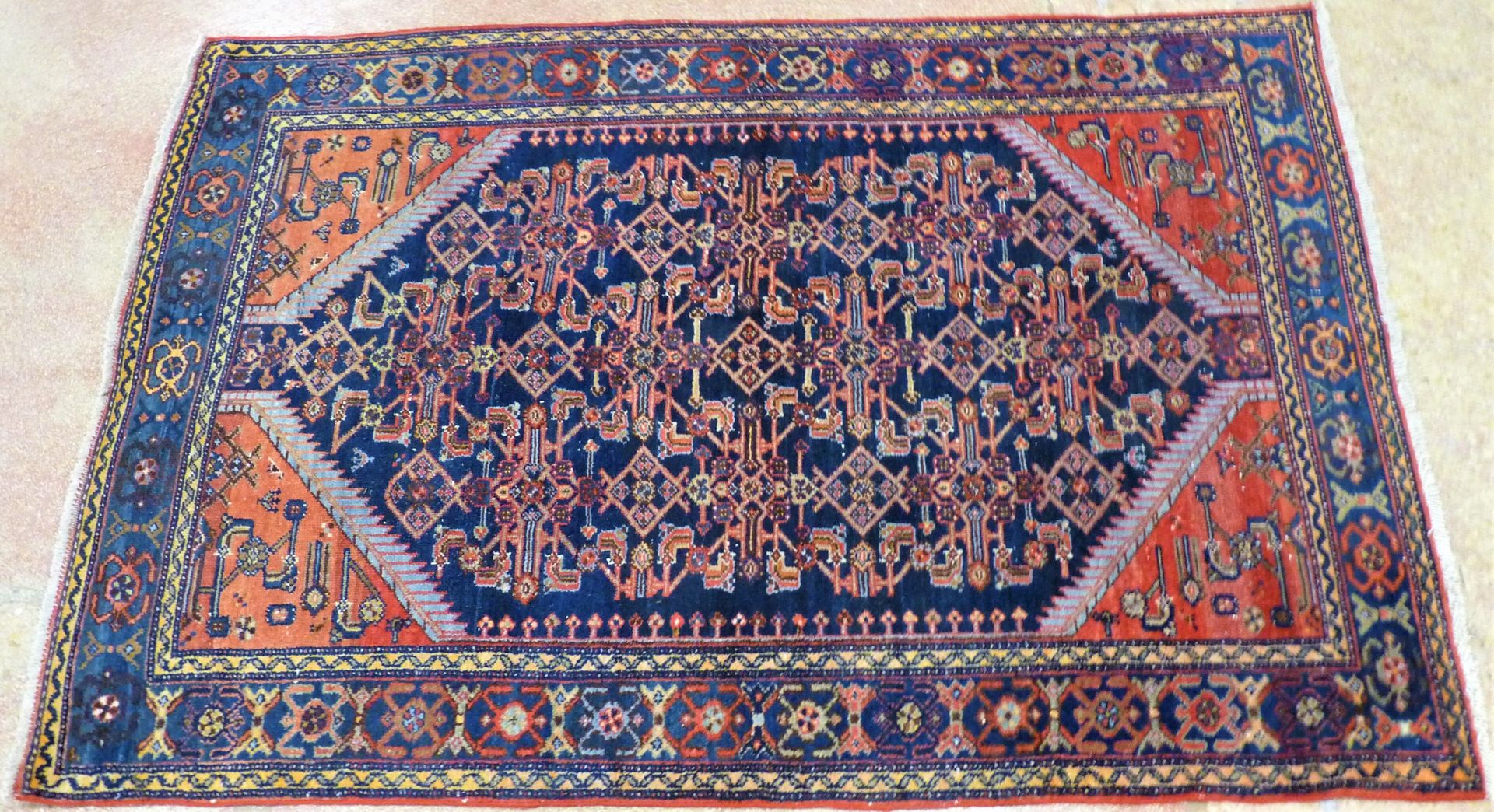 Null Tapis d'Orient en laine nouée à décor de motifs géométriques sur fond bleu &hellip;