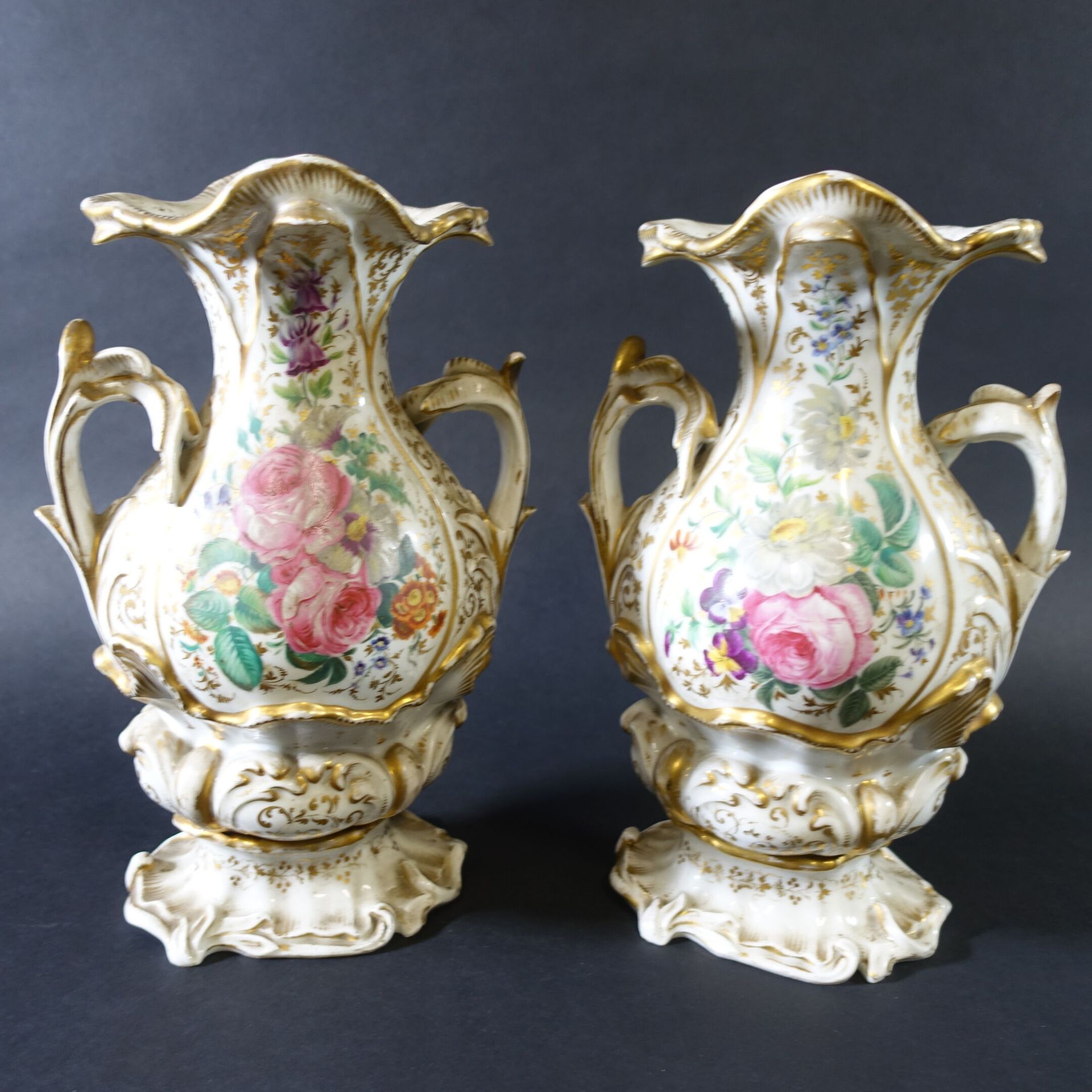 Null PARIS : Paire de vases en porcelaine à décor en relief de rocailles et végé&hellip;