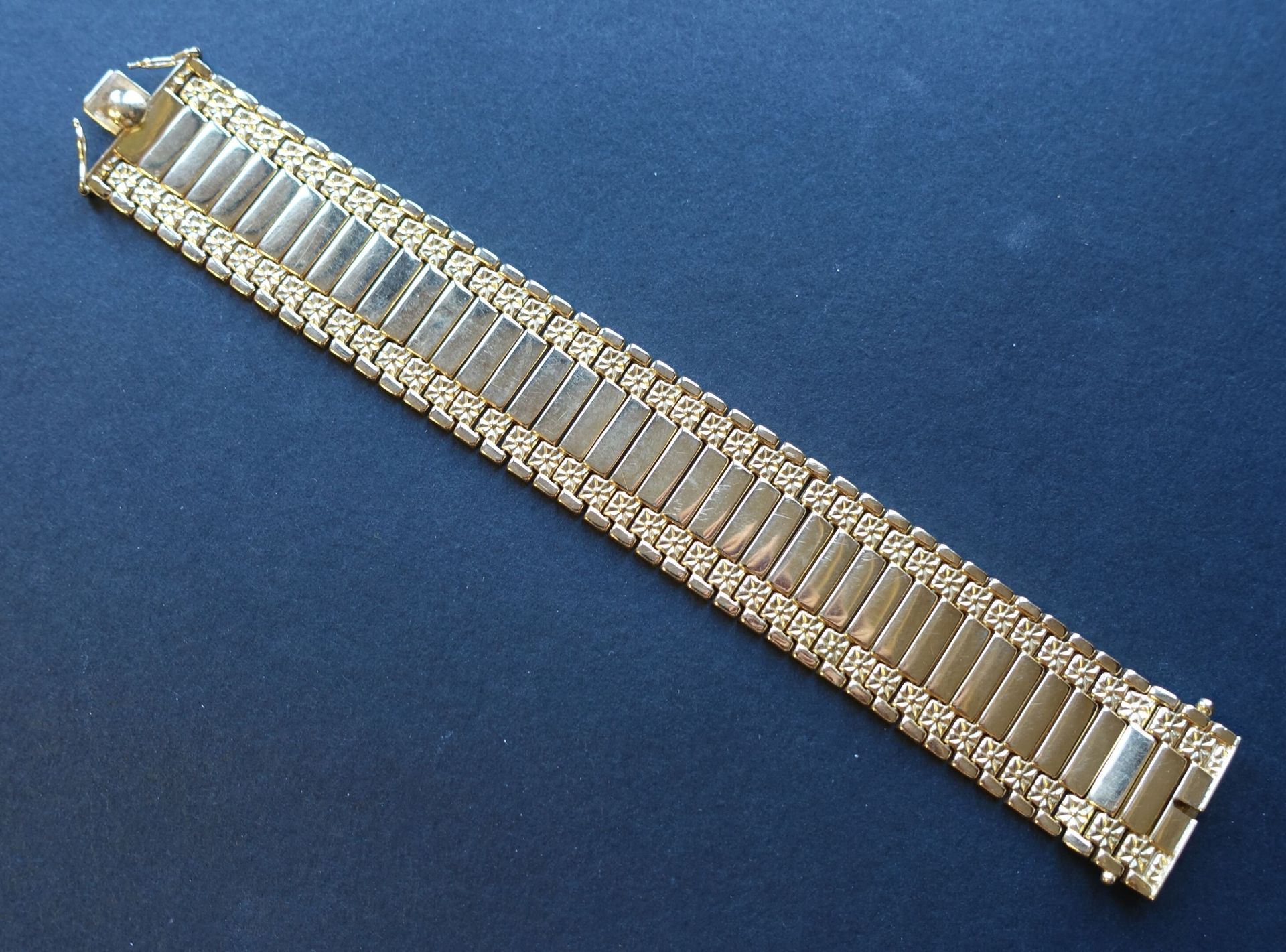 Null Bracelet ruban articulé en or 750 millièmes à motifs de rosaces. Poids : 37&hellip;
