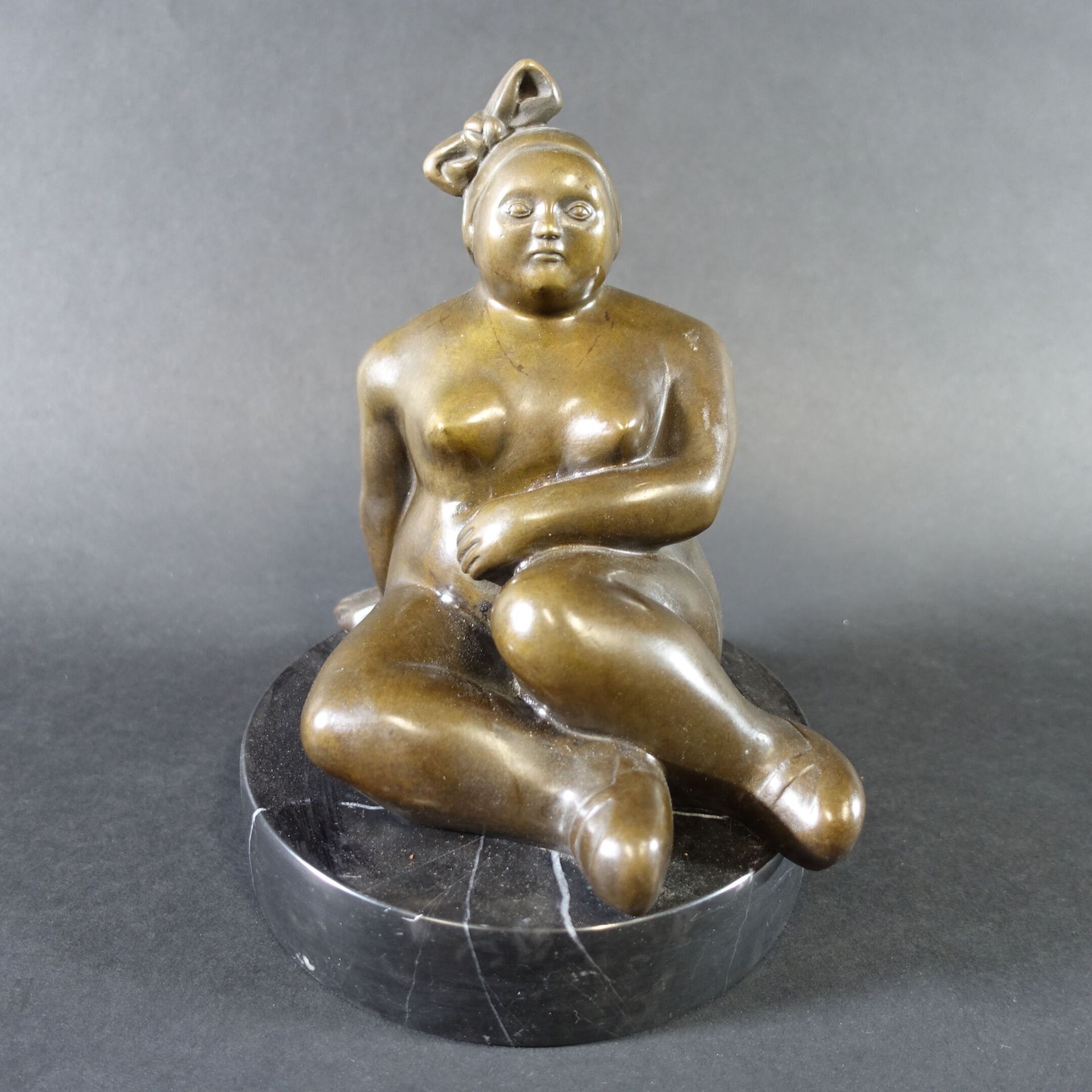 Null RUSSO (XX-XXI's) : Femme nue assise dans le goût de Botéro. Bronze patiné s&hellip;