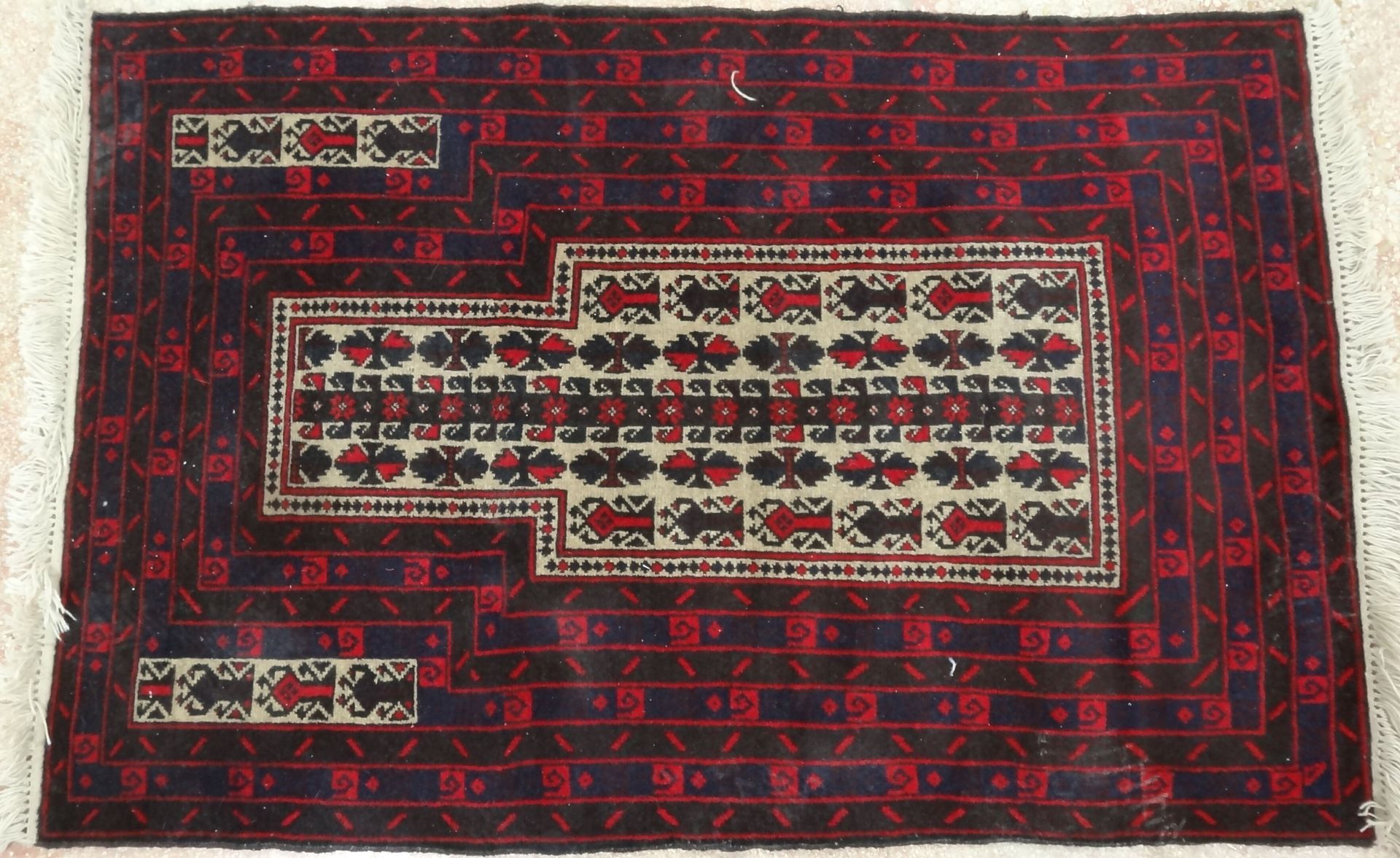 Null Tapis d'Orient en laine nouée à décor d'un mirhab sur fond rouge. 140 x 90 &hellip;