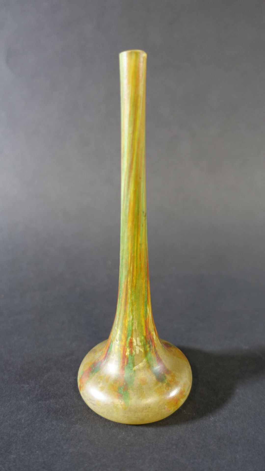Null DAUM Nancy : Petit vase berluze en verre à coulures, signé. Haut. : 16 cm