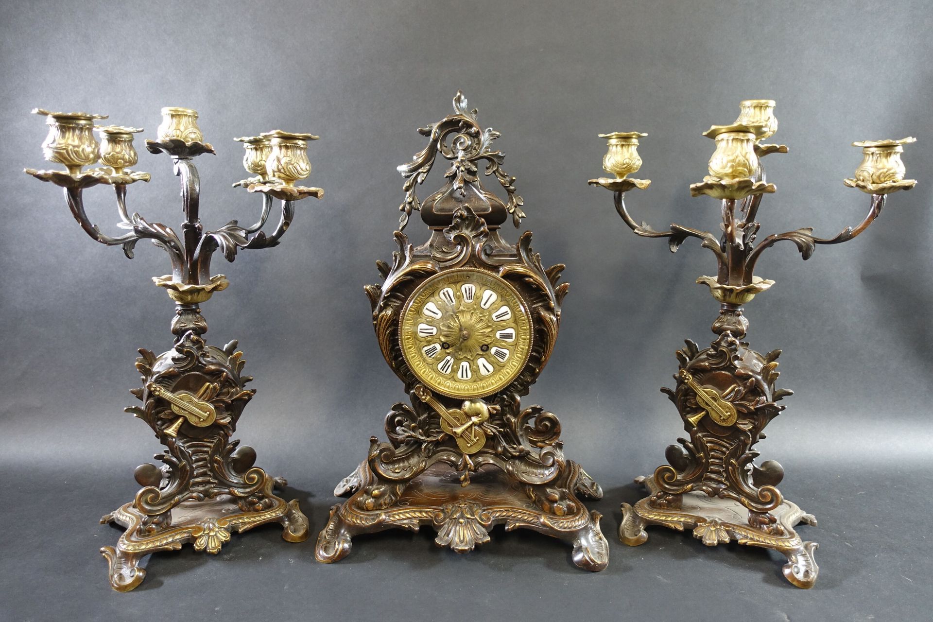 Null Garniture de cheminée de style rocaille en bronze patiné deux tons à décor &hellip;