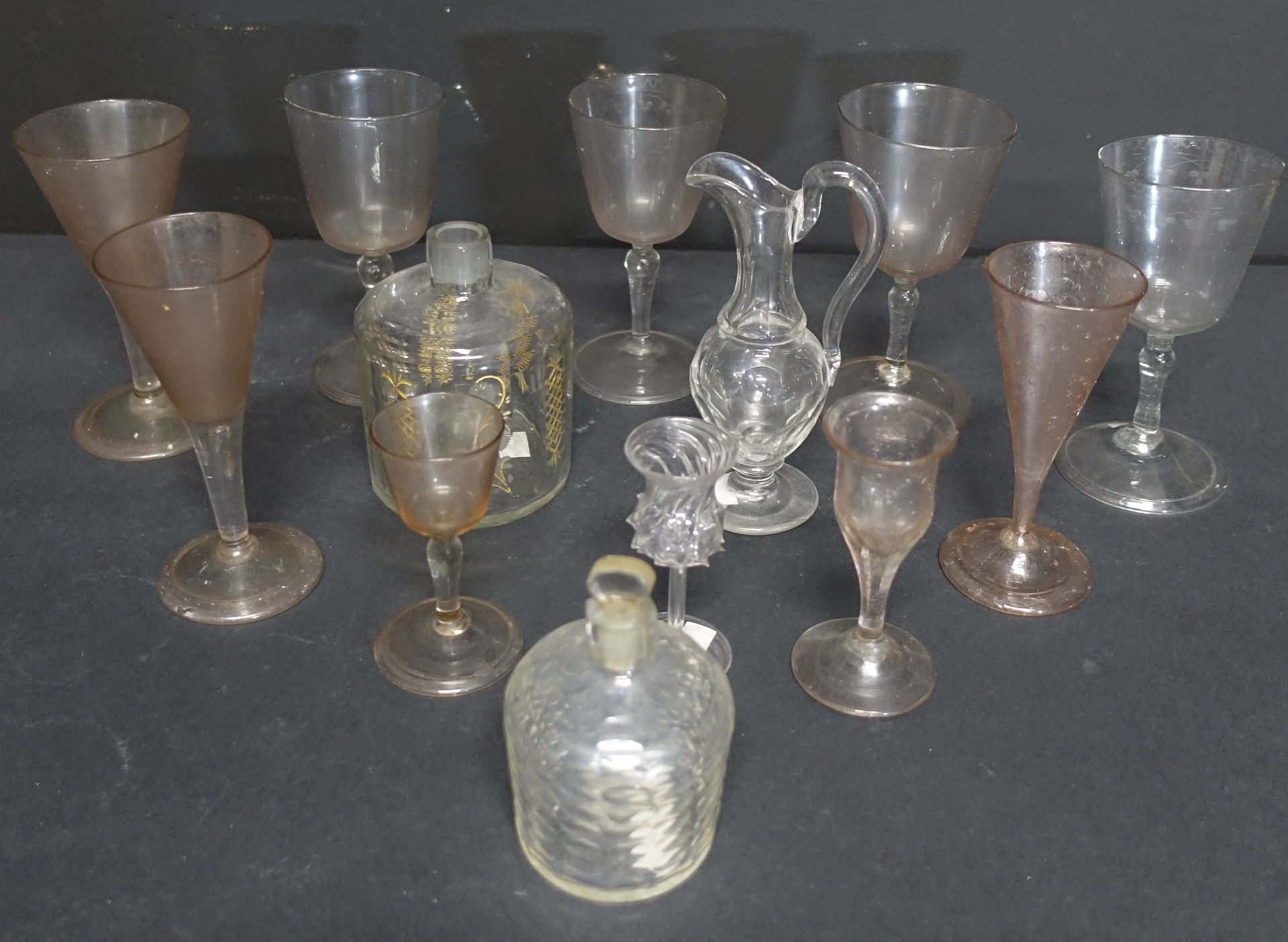 Null Ensemble de verrerie ancienne comprenant : 10 verres divers, deux flacons d&hellip;