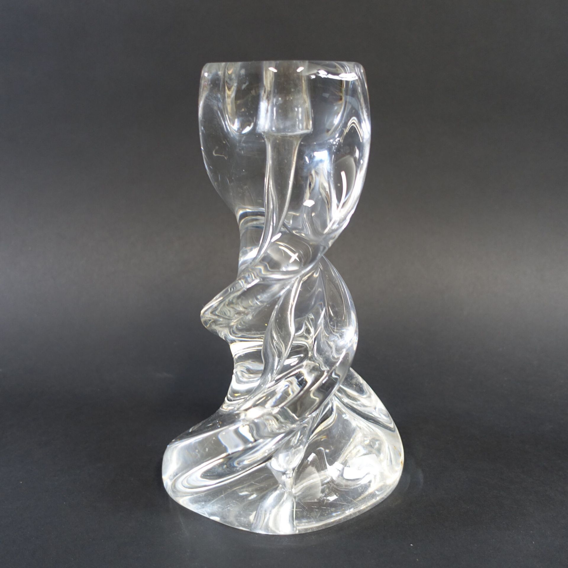 Null SEVRES : Pied de lampe de forme torsadée en cristal, marqué. Haut. : 25 cm