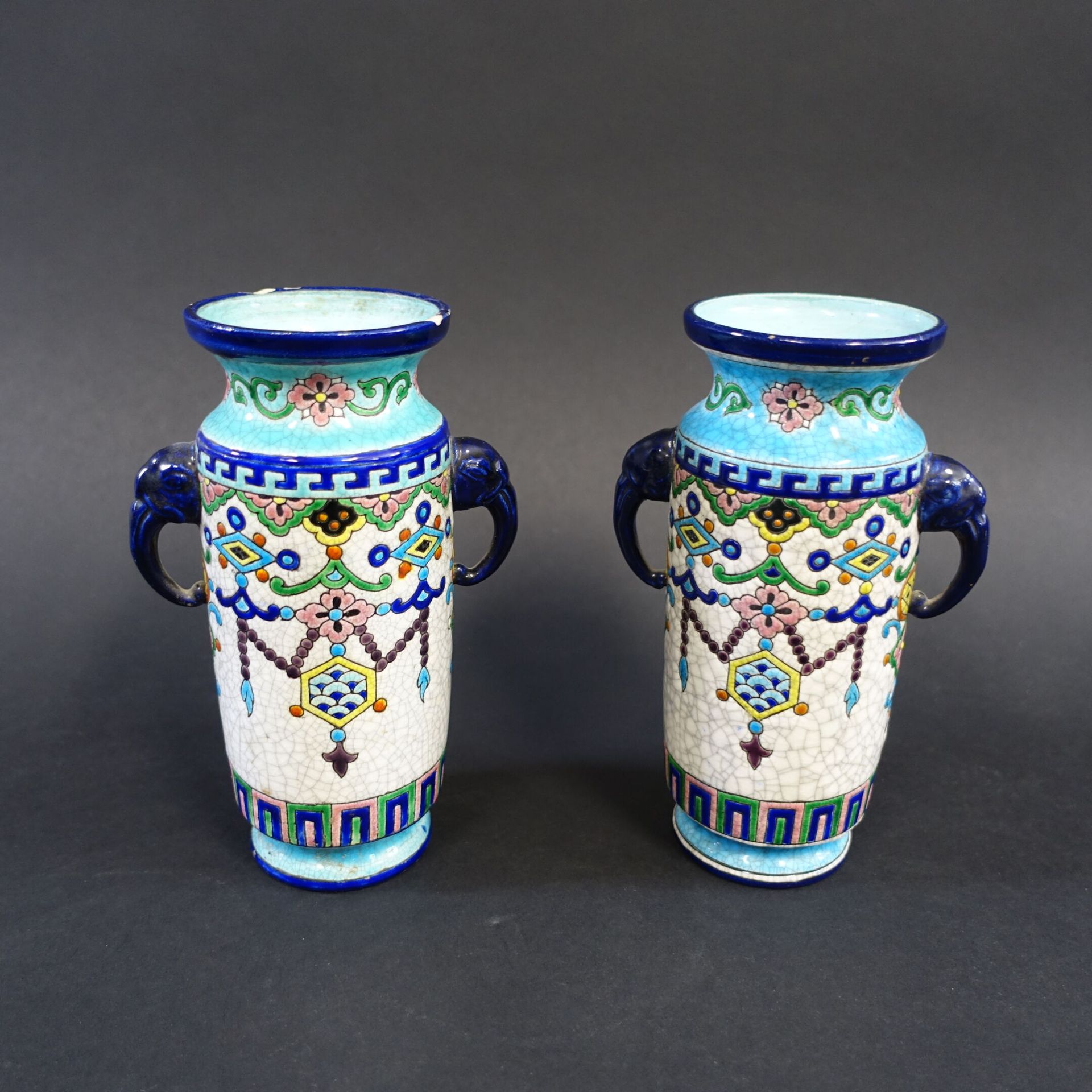 Null LONGWY : 一对有东方装饰的陶器卷轴花瓶，颈部和底座，大象头形状的把手，空心印章。高度：17厘米。17厘米（一个花瓶的颈部有缺口）