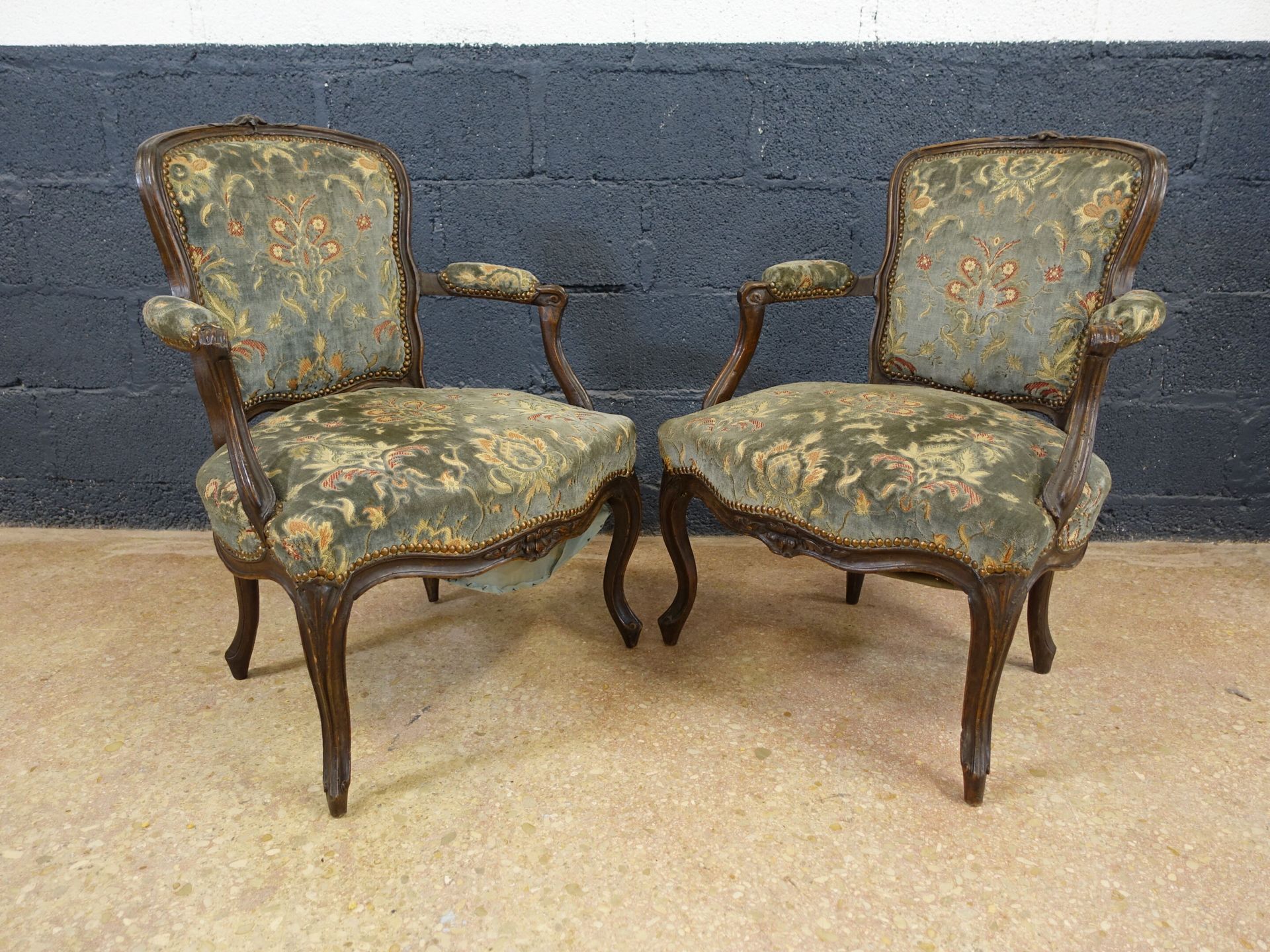 Null Ein Paar Cabrio-Sessel aus der Zeit von Louis XV aus natürlichem Holz, gefo&hellip;