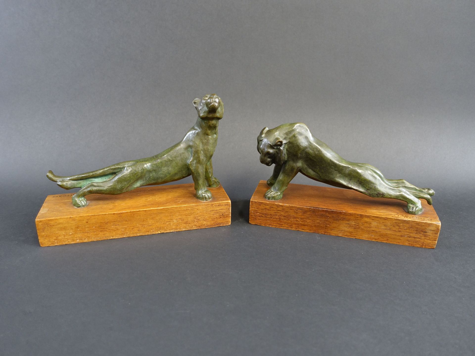 Null WALDMANN Oscar (1856-1937): 狮子和母狮的情侣拉伸做书挡。两件绿色铜器，无签名，放在木质底座上，有墨水标记 "O.Waldm&hellip;