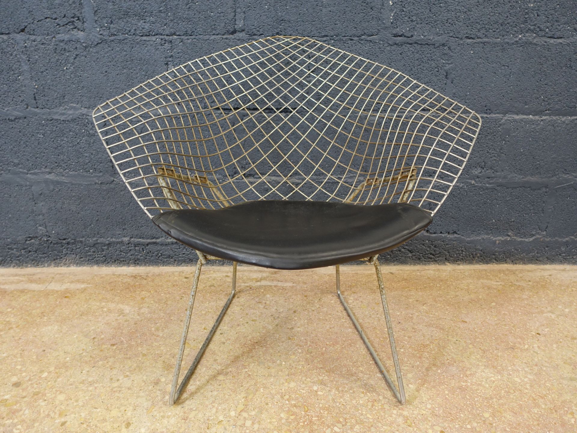 Null BERTOIA Harry (1915-1978): 铬钢的钻石扶手椅，黑色皮革（氧化，生锈，使用状况）。