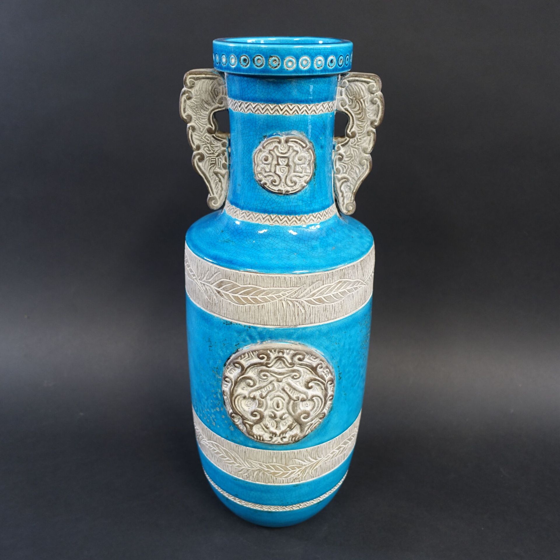 Null 归属于Ugo ZACCAGNINI的作品：灰色陶器肩部花瓶，上面有蓝绿相间的珐琅和奖章，中楣和把手为刻印或冲压陶器。高度：44厘米。高度：44厘米