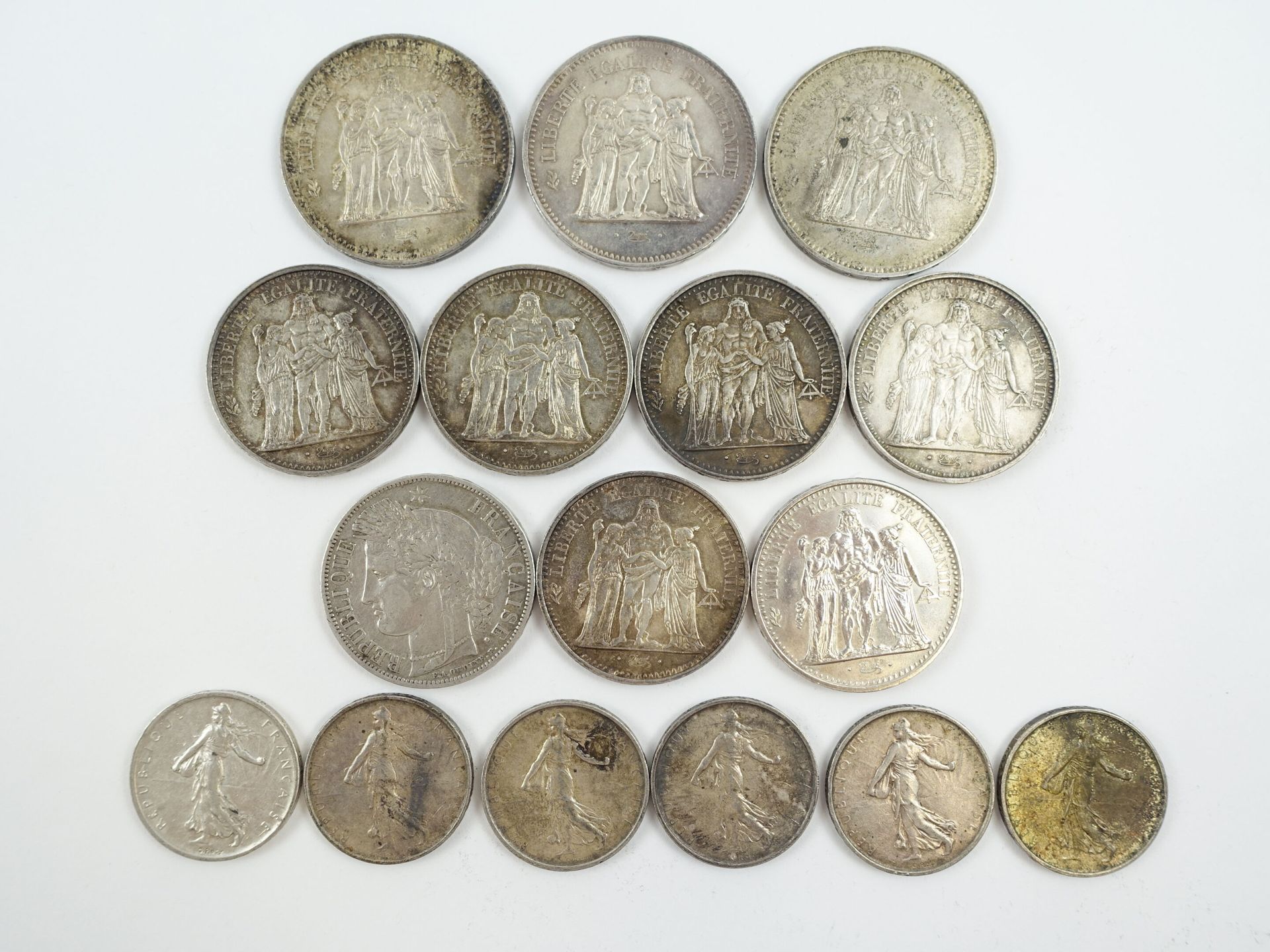 Null 三枚50法郎的海格力斯型银币；六枚10法郎的海格力斯型银币；六枚5法郎的播种机型银币和一枚5法郎的塞勒斯型银币，巴黎1849年。重量 : 337 g