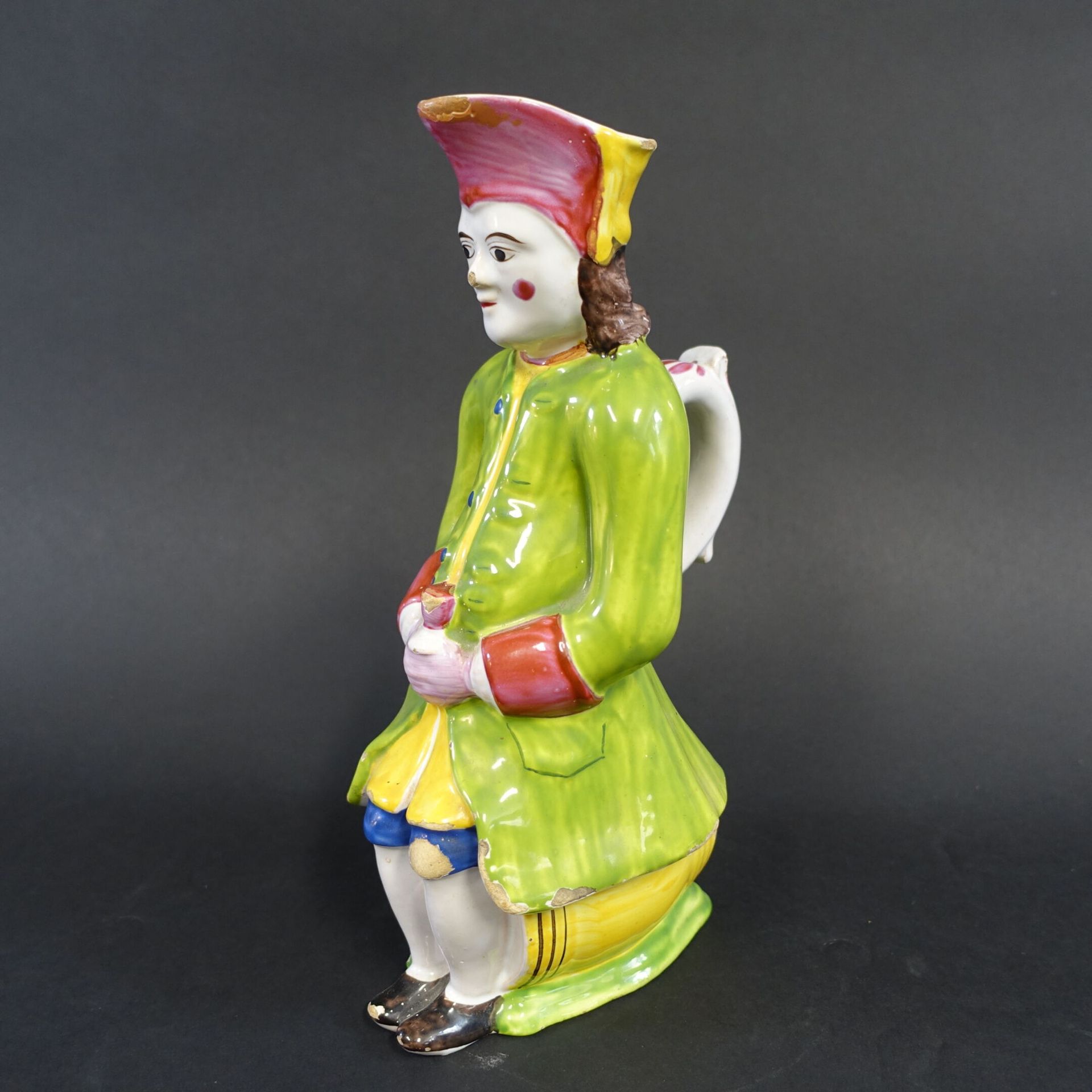 Null 多色陶器雅克特壶，表现一个坐在桶上的人物，19世纪。高度：29厘米29厘米（缺釉）