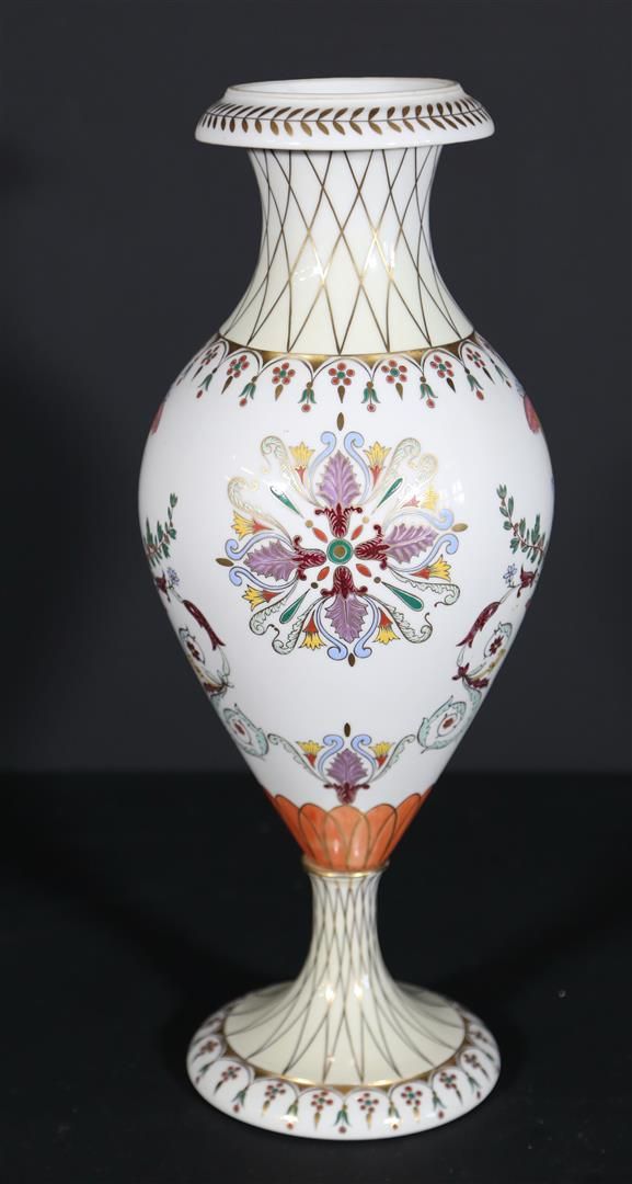 Null LIMOGES : Gran jarrón de porcelana cónico sobre pedestal con motivos floral&hellip;