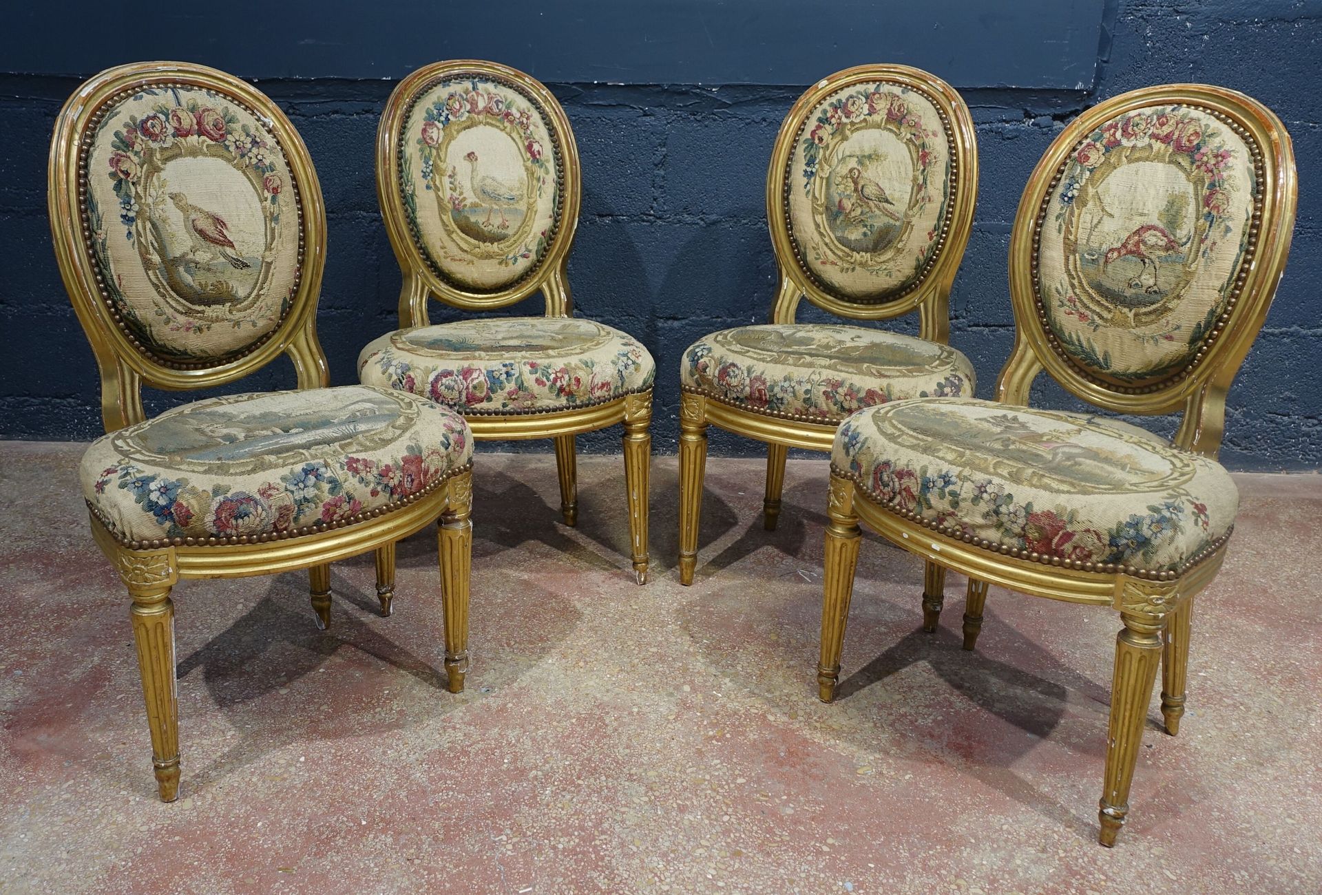 Suite de quatre chaises cabriolets d'époque Louis XVI en bois redoré mouluré et &hellip;