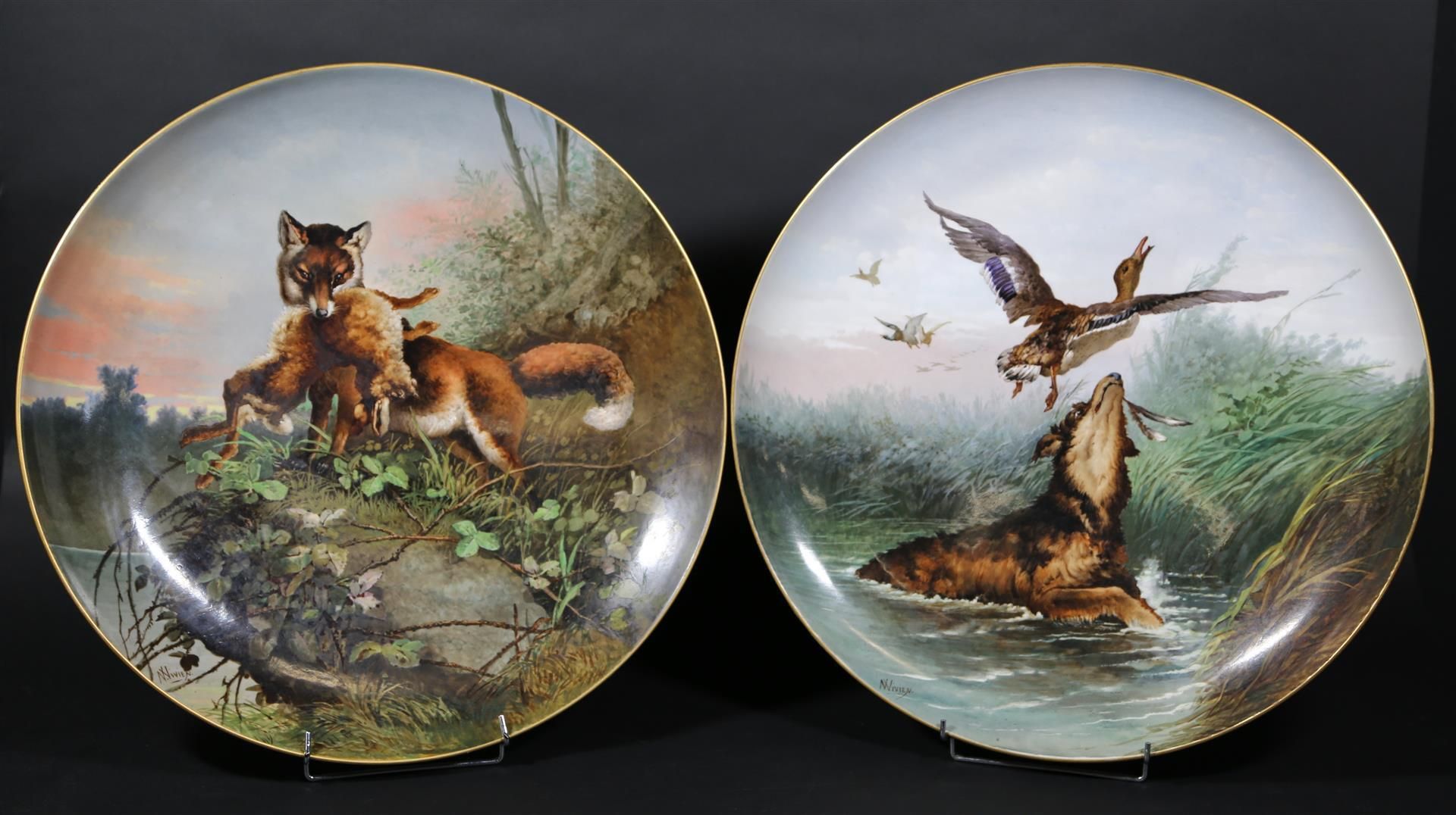 Null VIVIEN Narcisse (XIX's) :一对大型圆形彩绘瓷盘，装饰有狩猎场景：狐狸和野兔，狗和鸭子，在装饰中签名。直径：56.5厘米