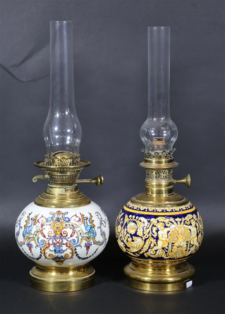 Null 吉恩：两个带有文艺复兴时期装饰的球形陶制油灯，19世纪末