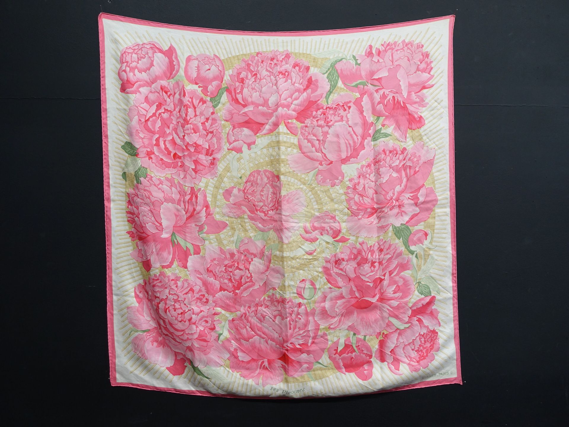 Null HERMES Paris. Carré de soie imprimée modèle Les pivoines, dim.: 90 x 90 cm.&hellip;