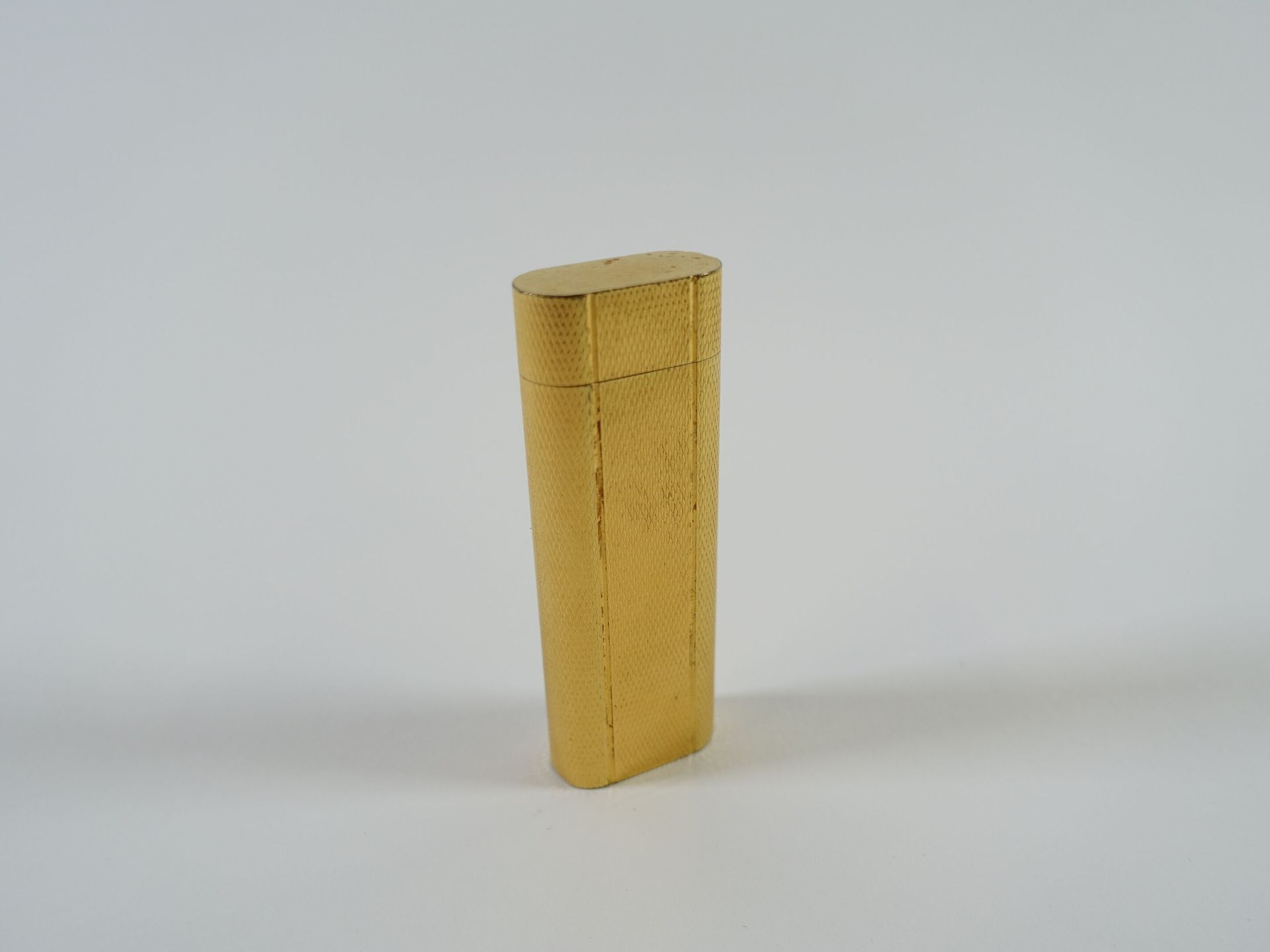 Null CARTIER Paris: Vergoldetes Feuerzeug mit guillochiertem Dekor. 69 x 25 mm