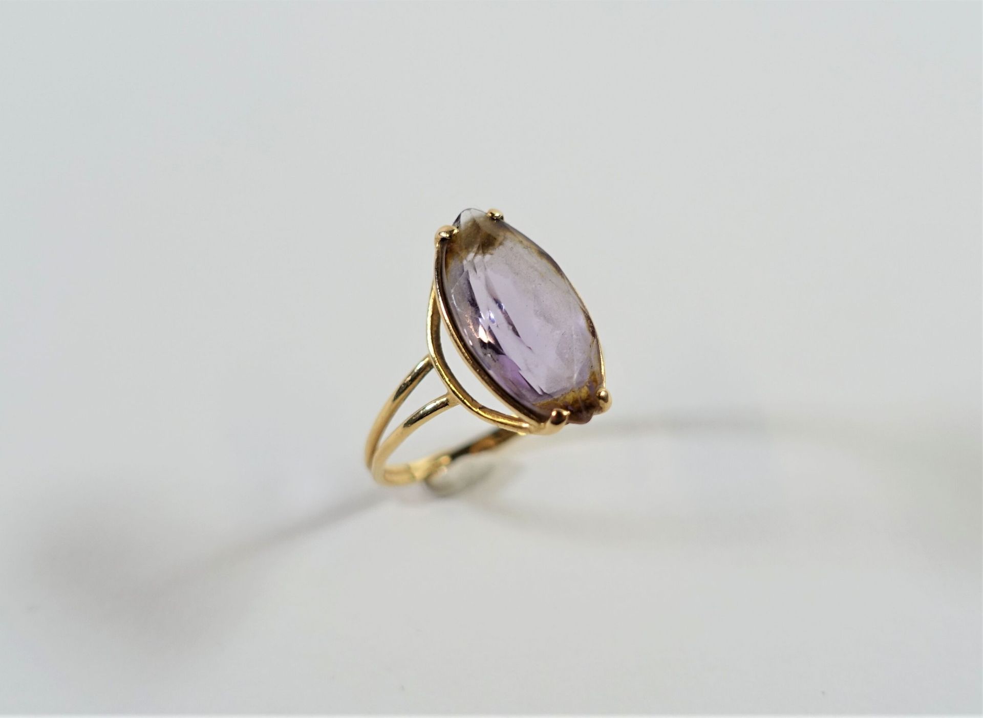 Null 千分之七十五的黄金戒指，镶嵌有脐带式紫水晶。重量 : 2,5 g - TDD : 54