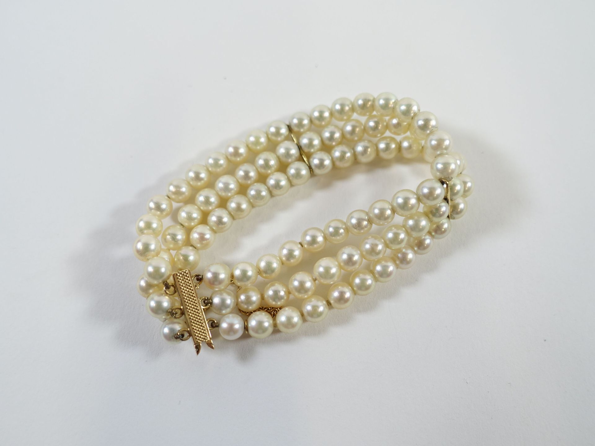 Null 手链有三排养殖珍珠，金扣750%，安全链。手镯的长度：16厘米
