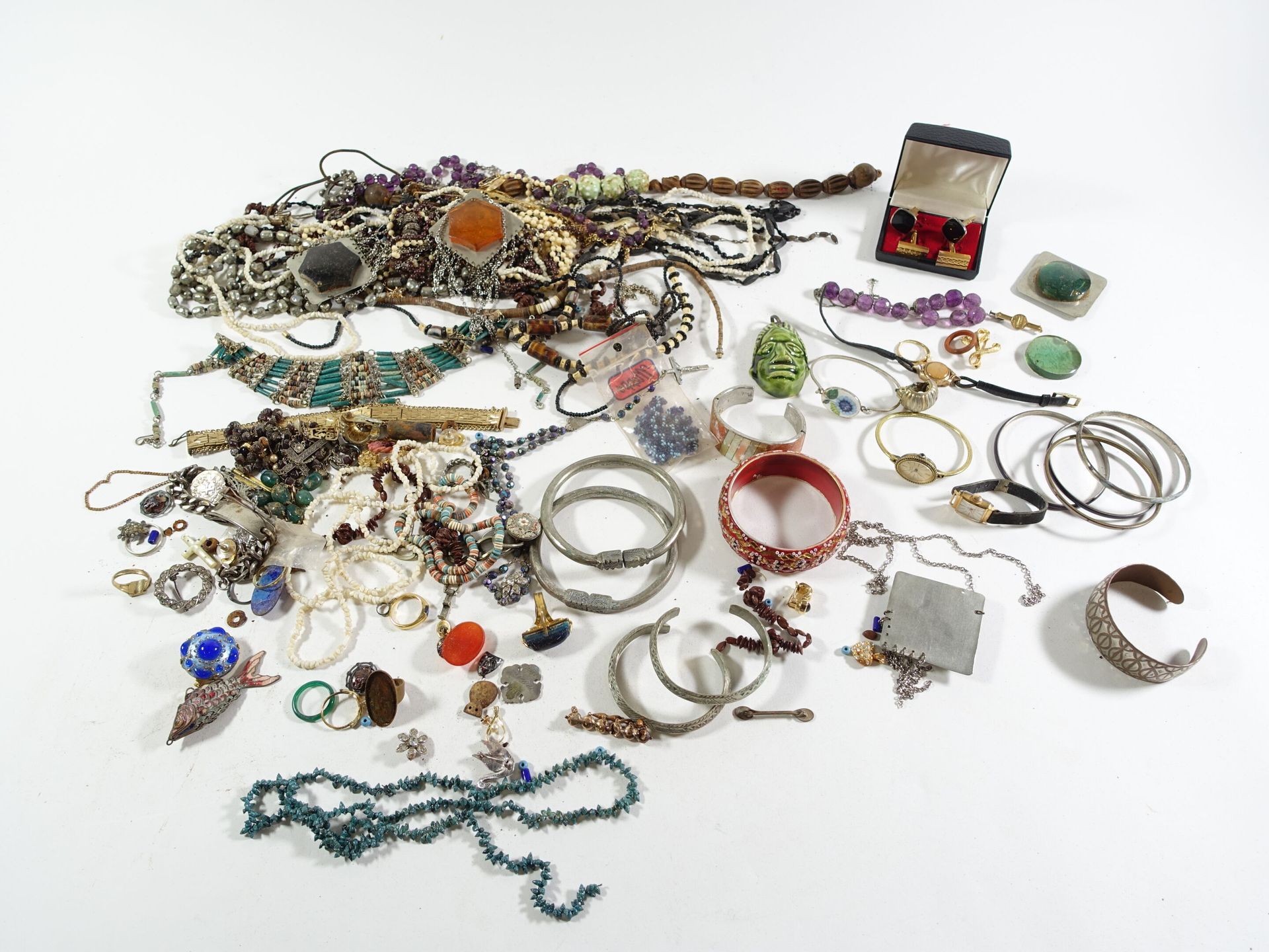 Null Important lot of costume jewelry (dirty, traces of rust, bad condition) and&hellip;