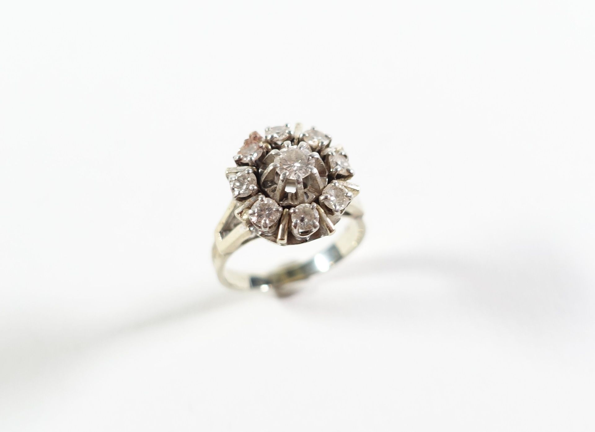 Null 玫瑰花戒指，750千分之一白金和铂金，镶有总重约0.60克拉的钻石，重量：6.80克，TDD：50 - 35