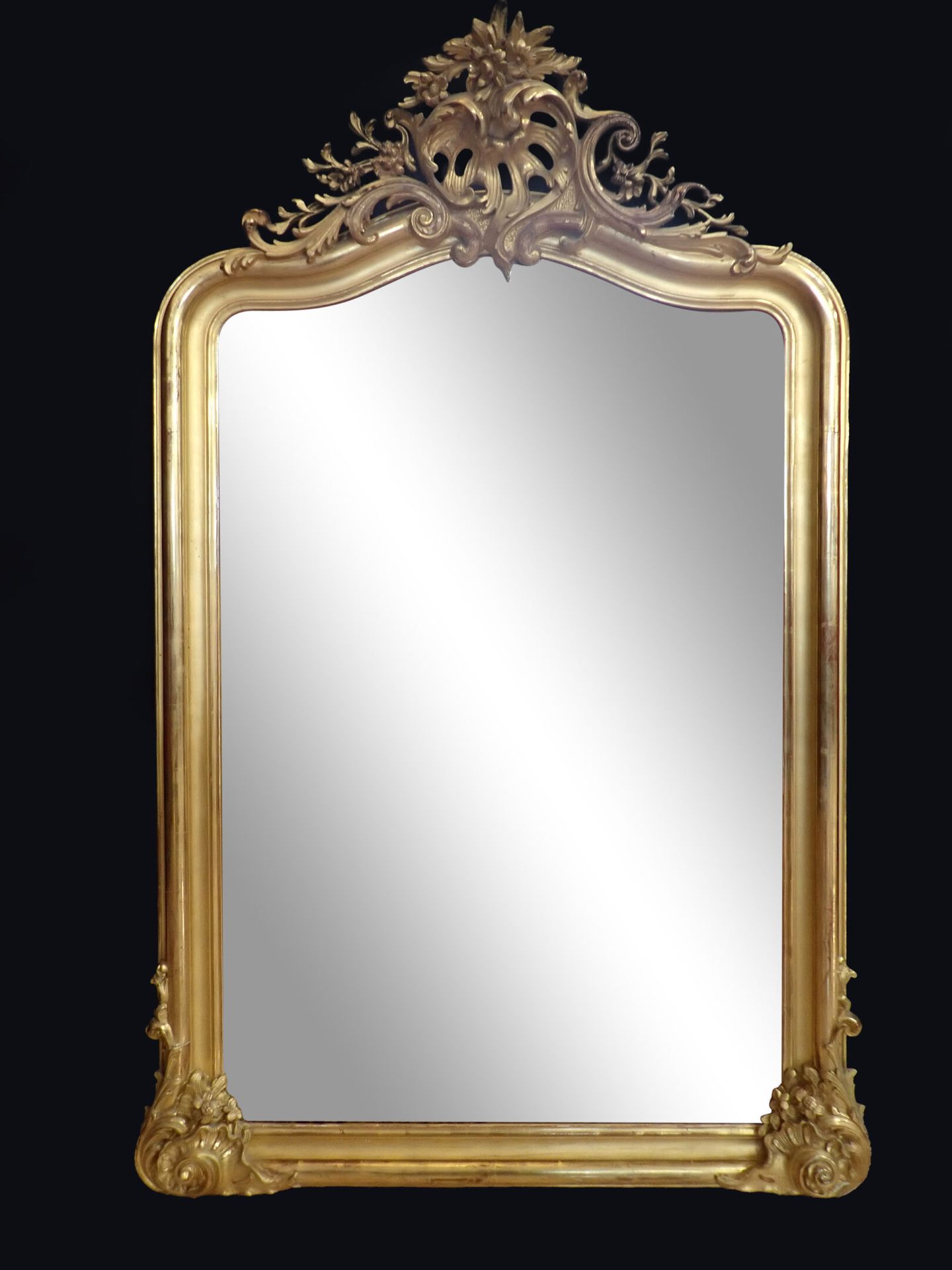 Null Miroir en bois mouluré et doré, le fronton à décor de coquille ajourée et a&hellip;