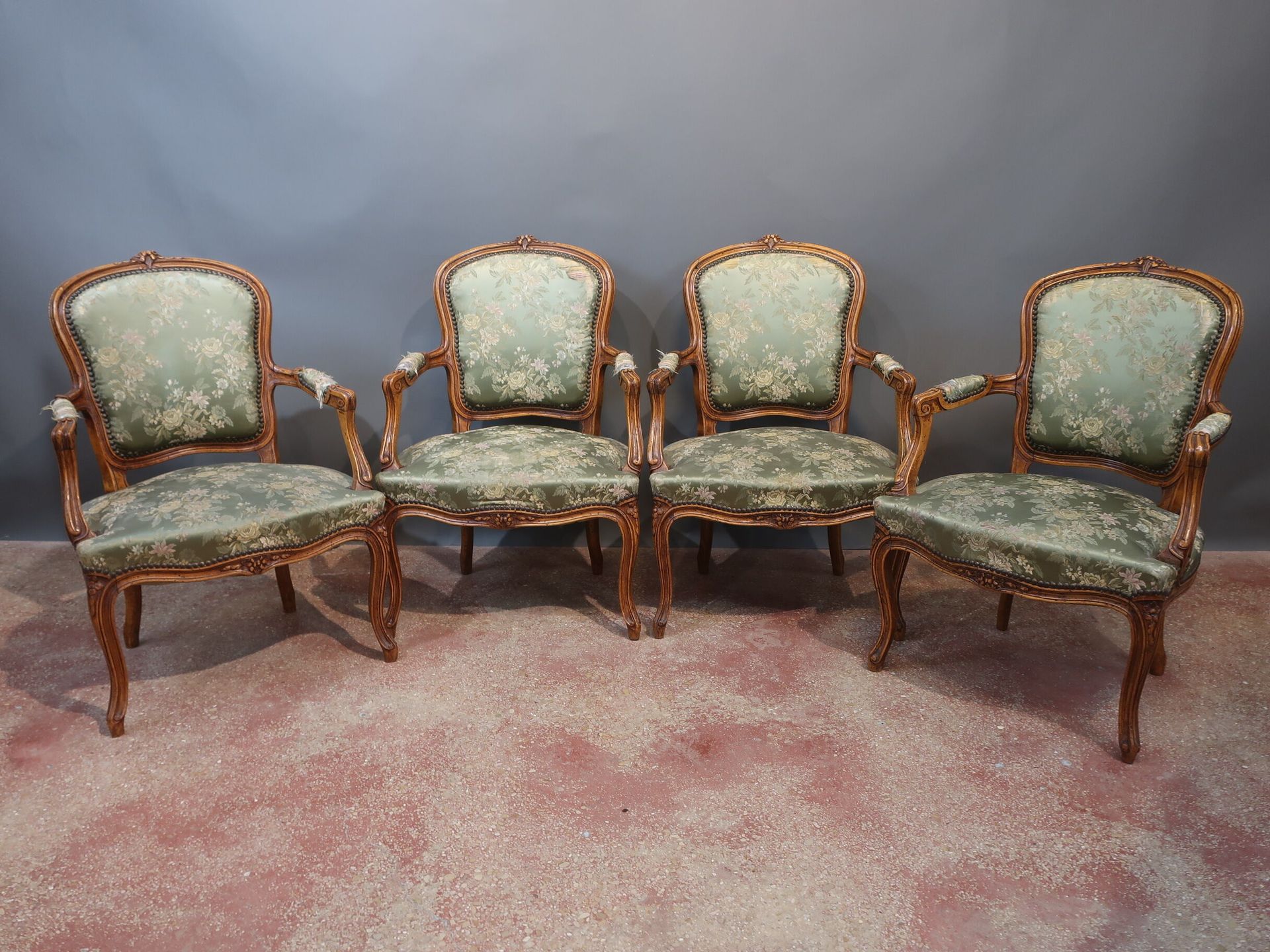 Null Suite de quatre fauteuils cabriolets de style Louis XV en bois naturel moul&hellip;